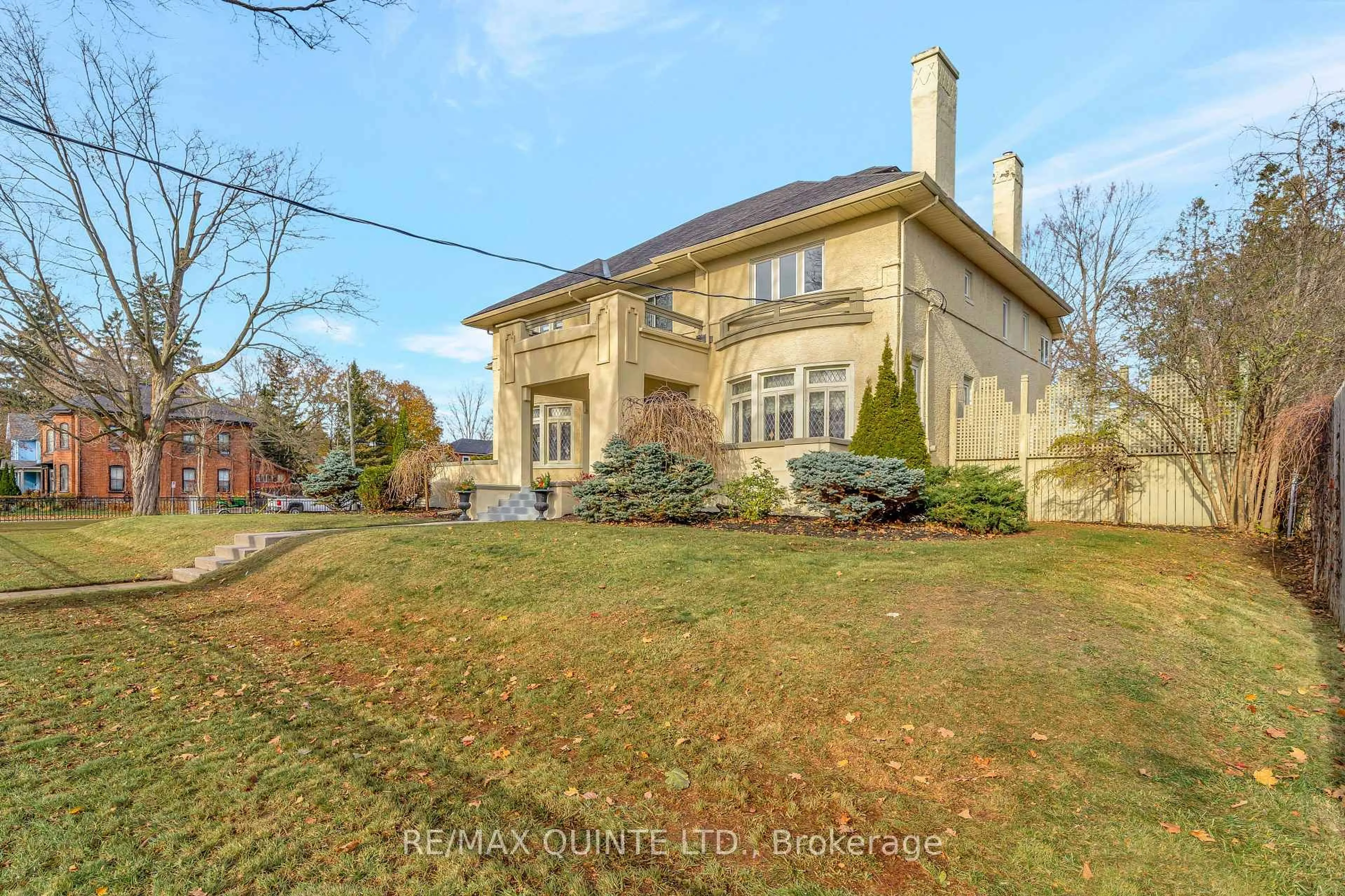 A pic from outside/outdoor area/front of a property/back of a property/a pic from drone, street for 196 Bridge St, Belleville Ontario K8N 1N6