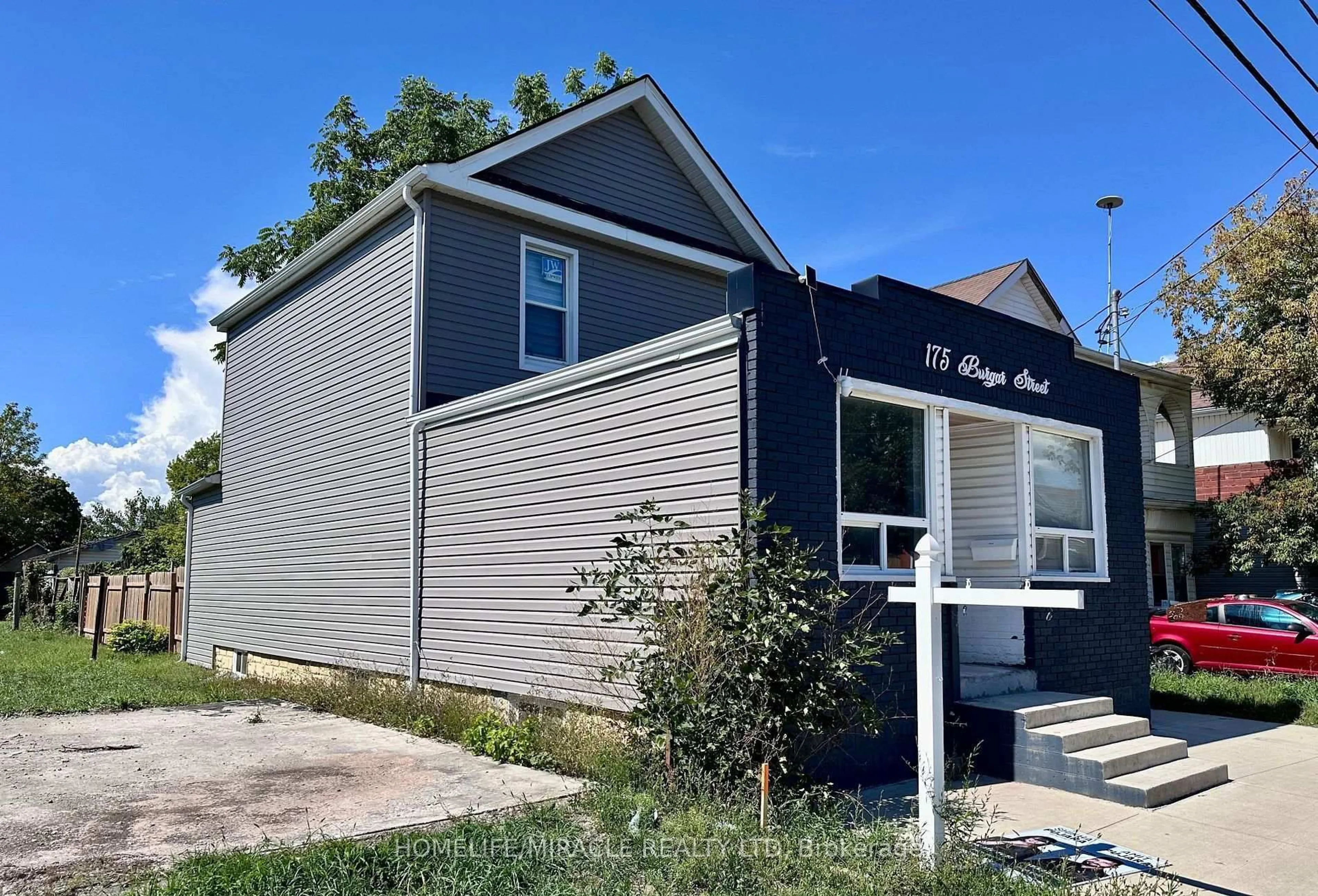 Home with vinyl exterior material, street for 175 Burgar St, Welland Ontario L3B 2T3