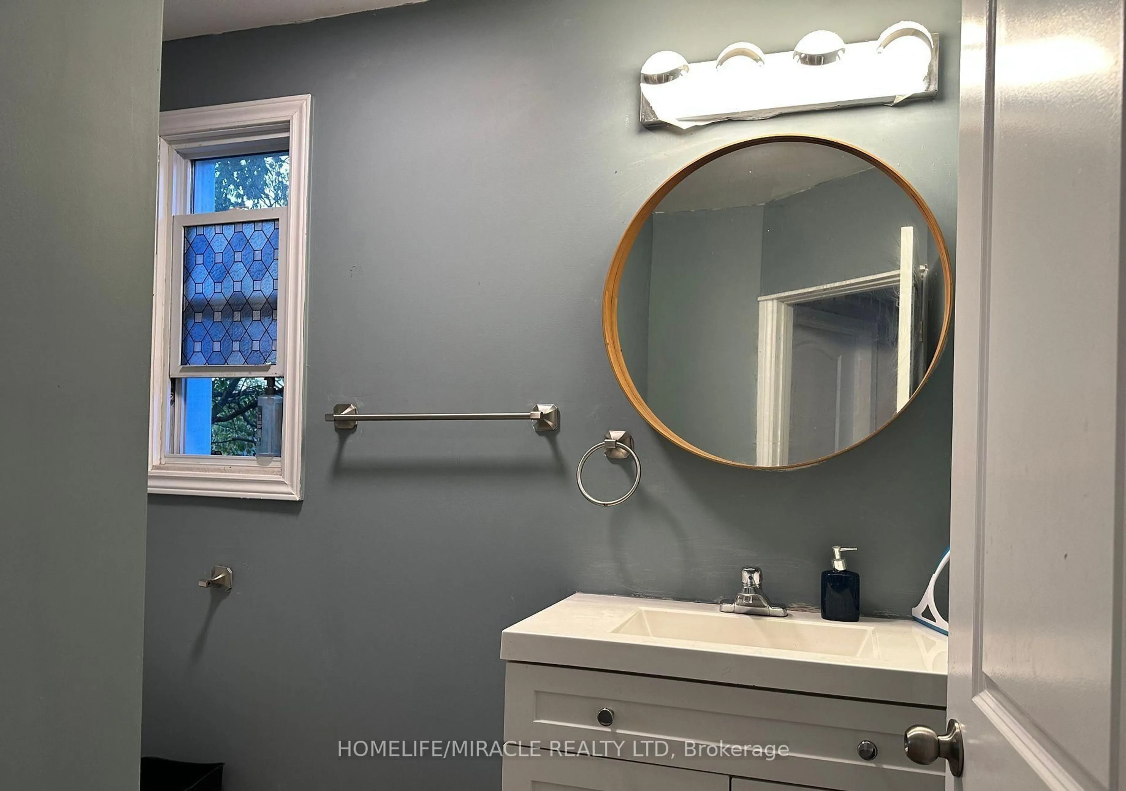 Contemporary bathroom, ceramic/tile floor for 175 Burgar St, Welland Ontario L3B 2T3