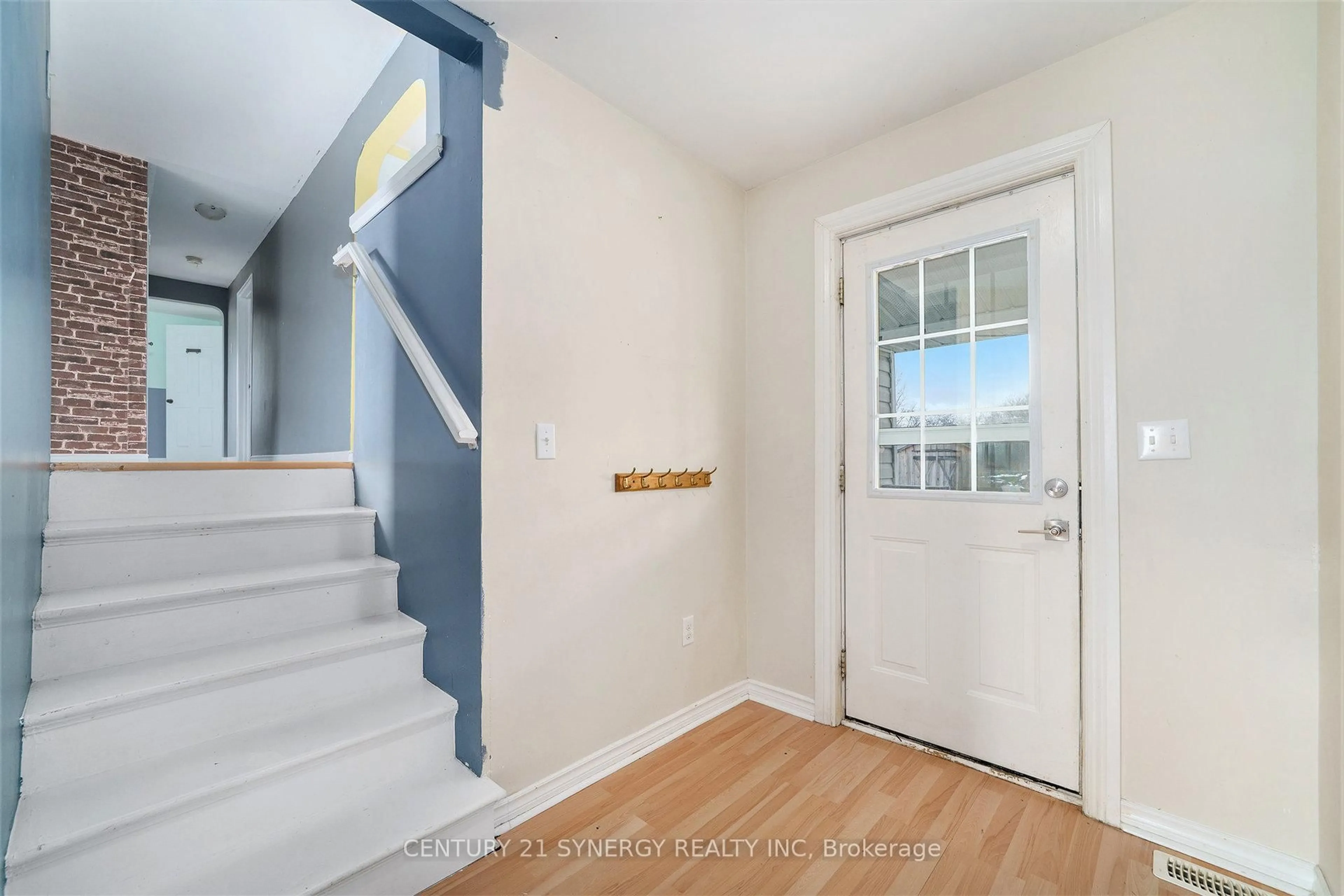 Indoor entryway for 385 Wood Rd, Smiths Falls Ontario K7A 5B8