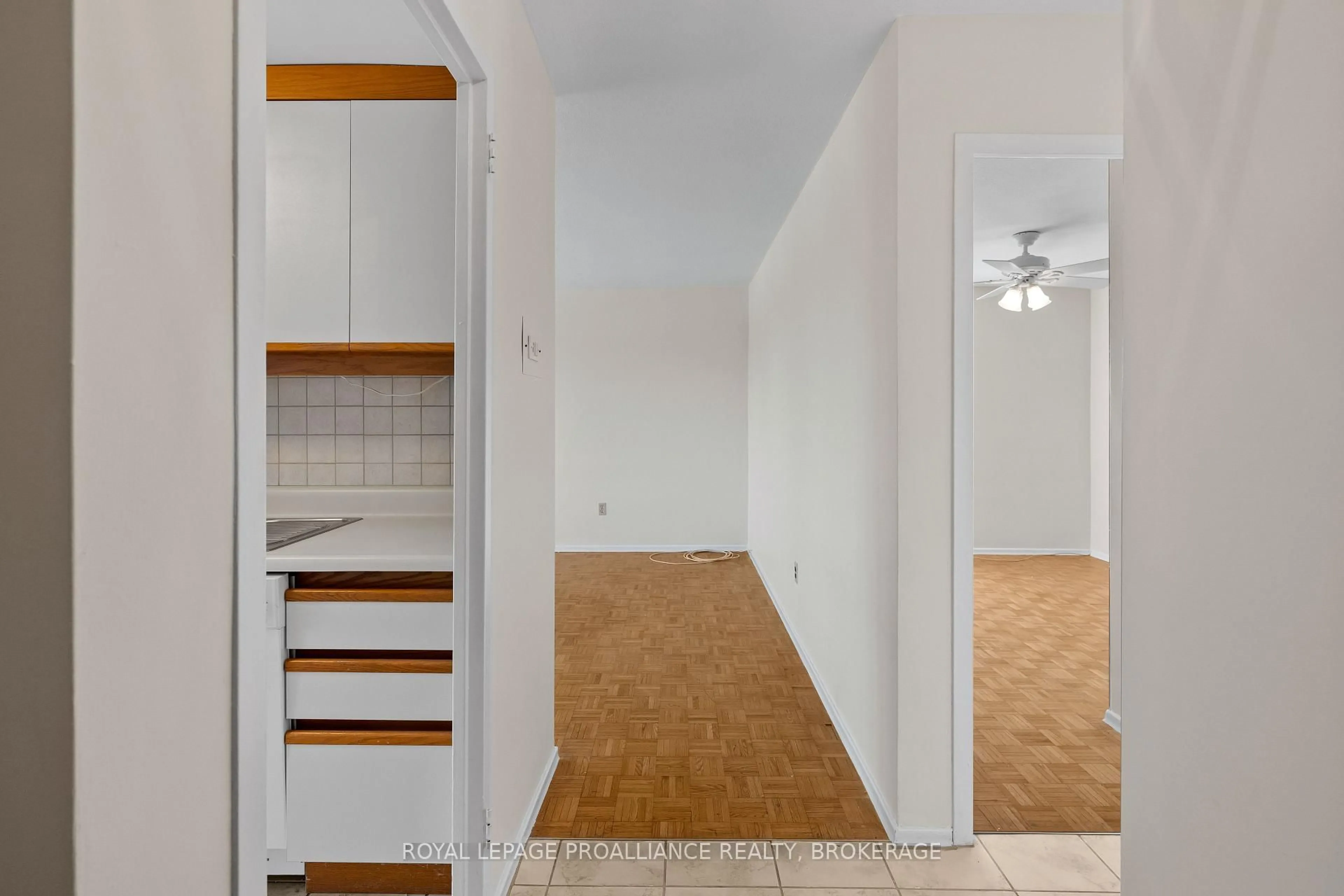 Indoor entryway for 2 Mowat Ave #501, Kingston Ontario K7M 1K1