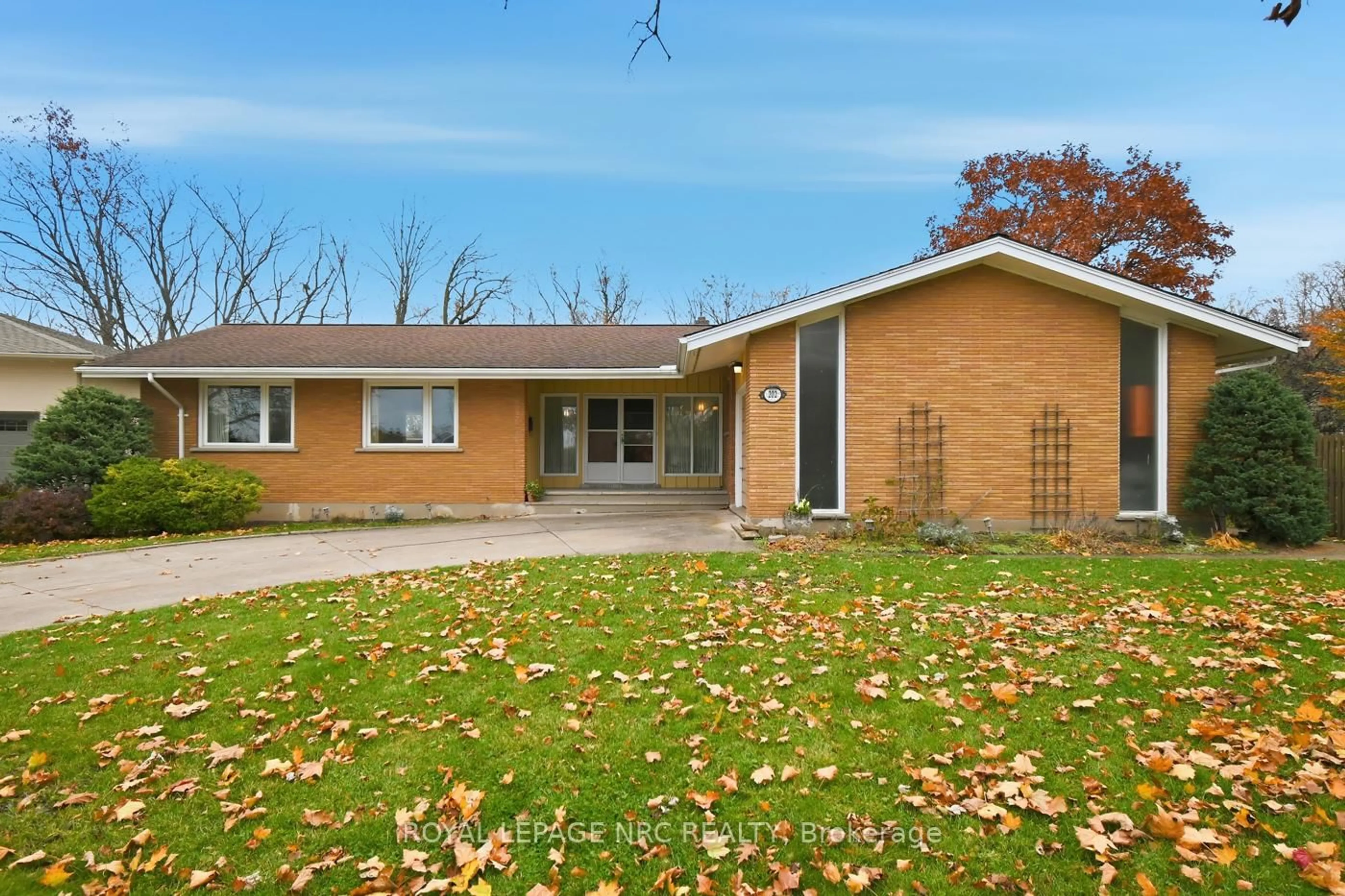 Home with brick exterior material, street for 202 Woodside Dr, St. Catharines Ontario L2T 1X6