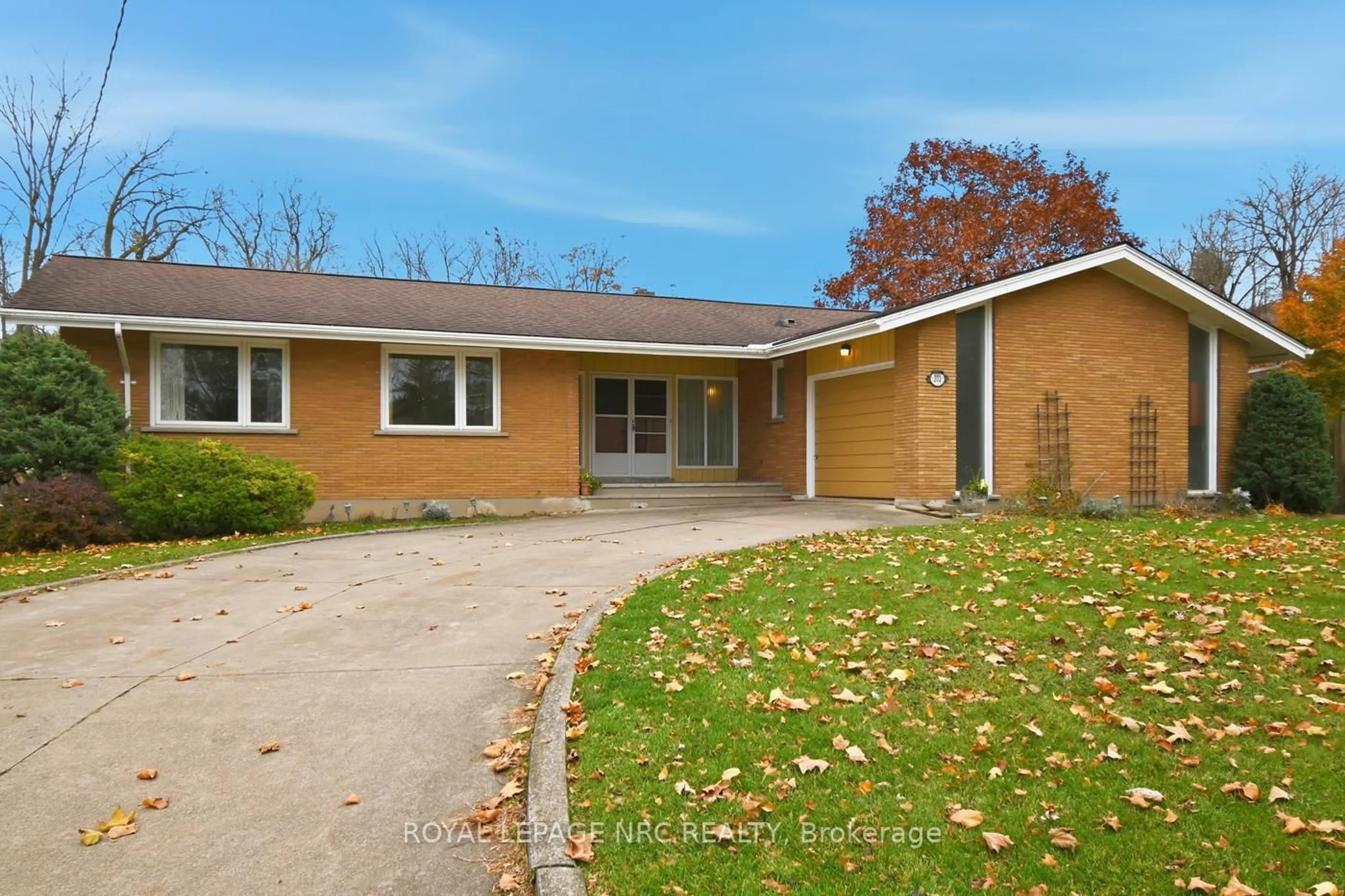 Home with brick exterior material, street for 202 Woodside Dr, St. Catharines Ontario L2T 1X6
