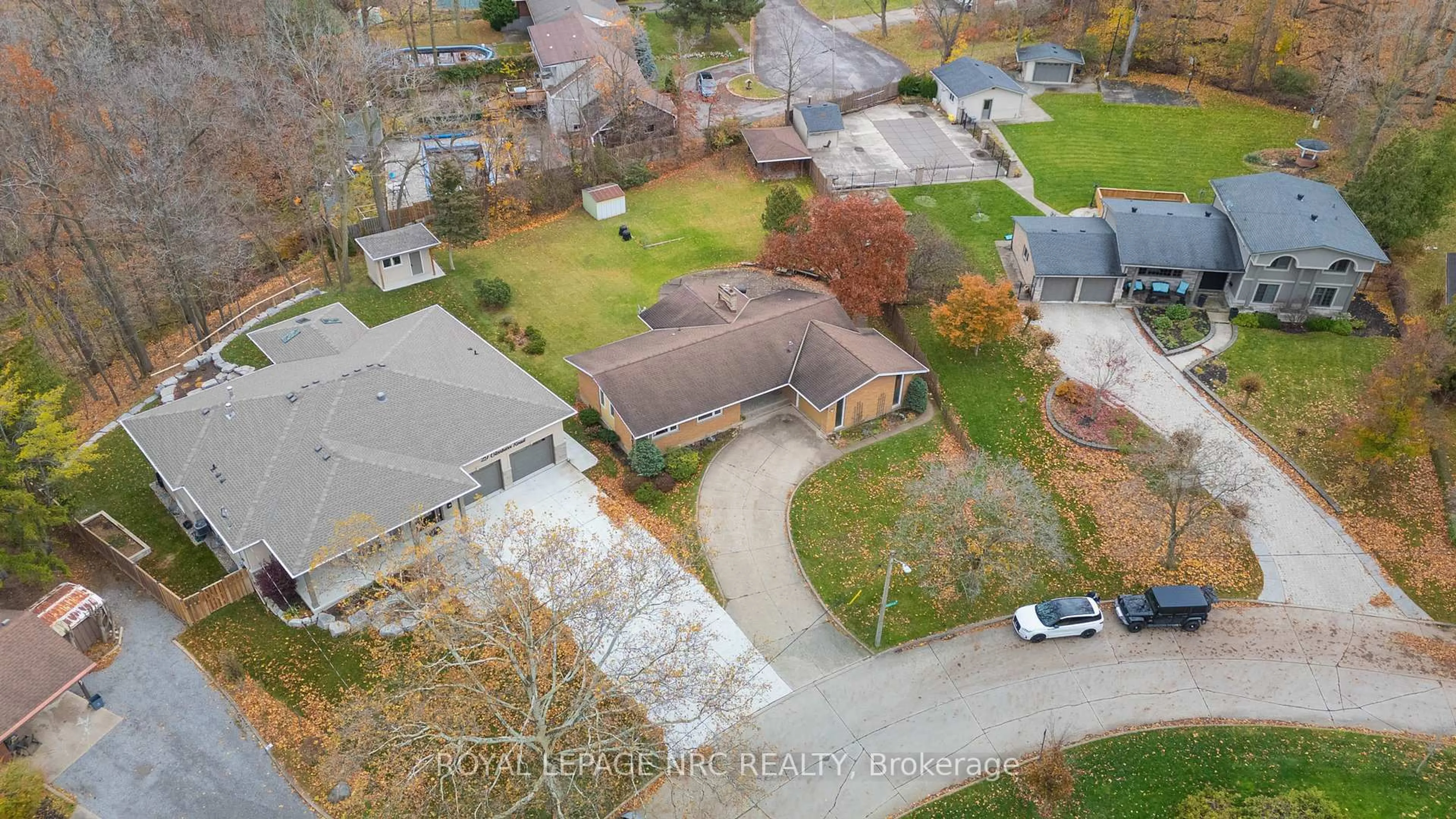 A pic from outside/outdoor area/front of a property/back of a property/a pic from drone, street for 202 Woodside Dr, St. Catharines Ontario L2T 1X6