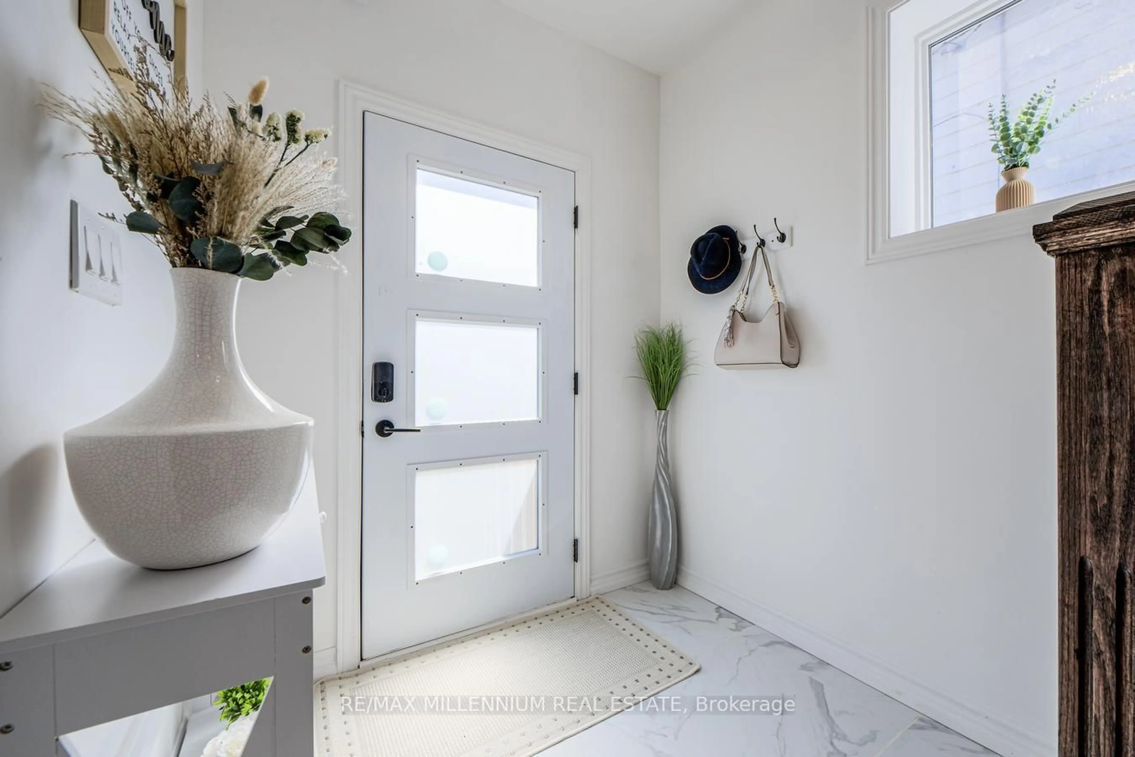 Indoor entryway for 640 Romaine St, Peterborough Ontario K9J 2E4