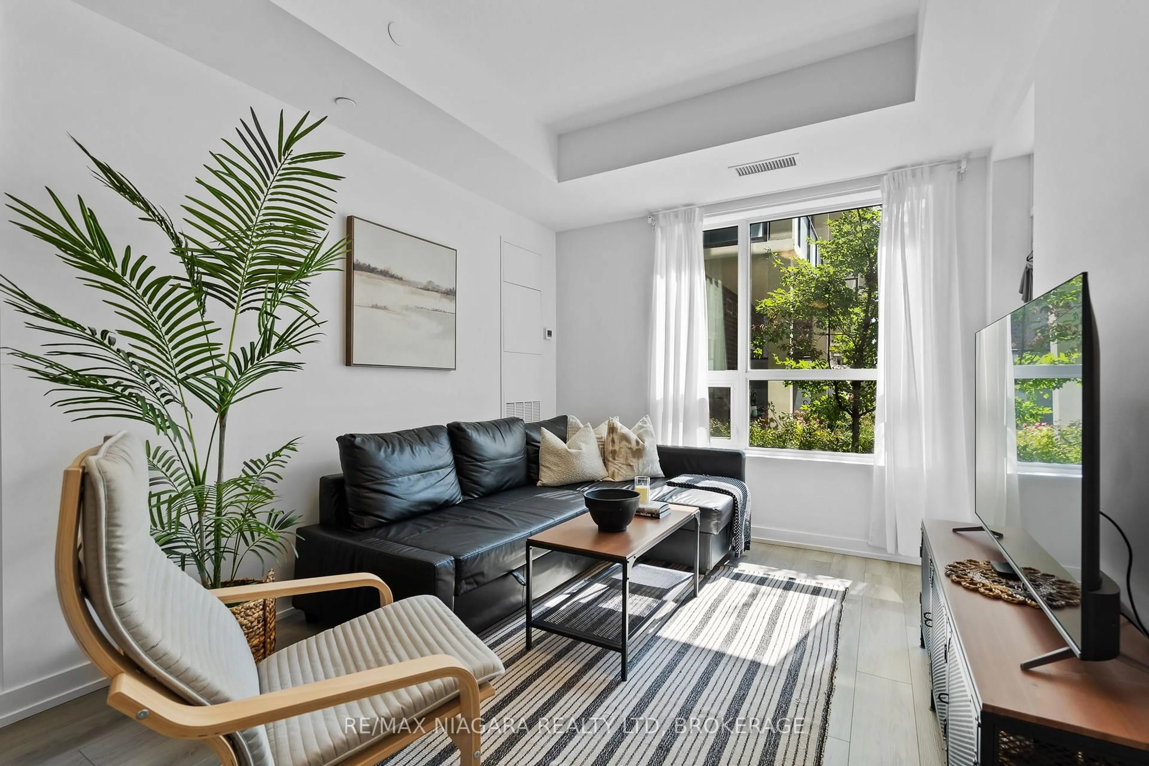 Living room with furniture, unknown for 5055 GREENLANE Rd #131, Lincoln Ontario L3J 2J3