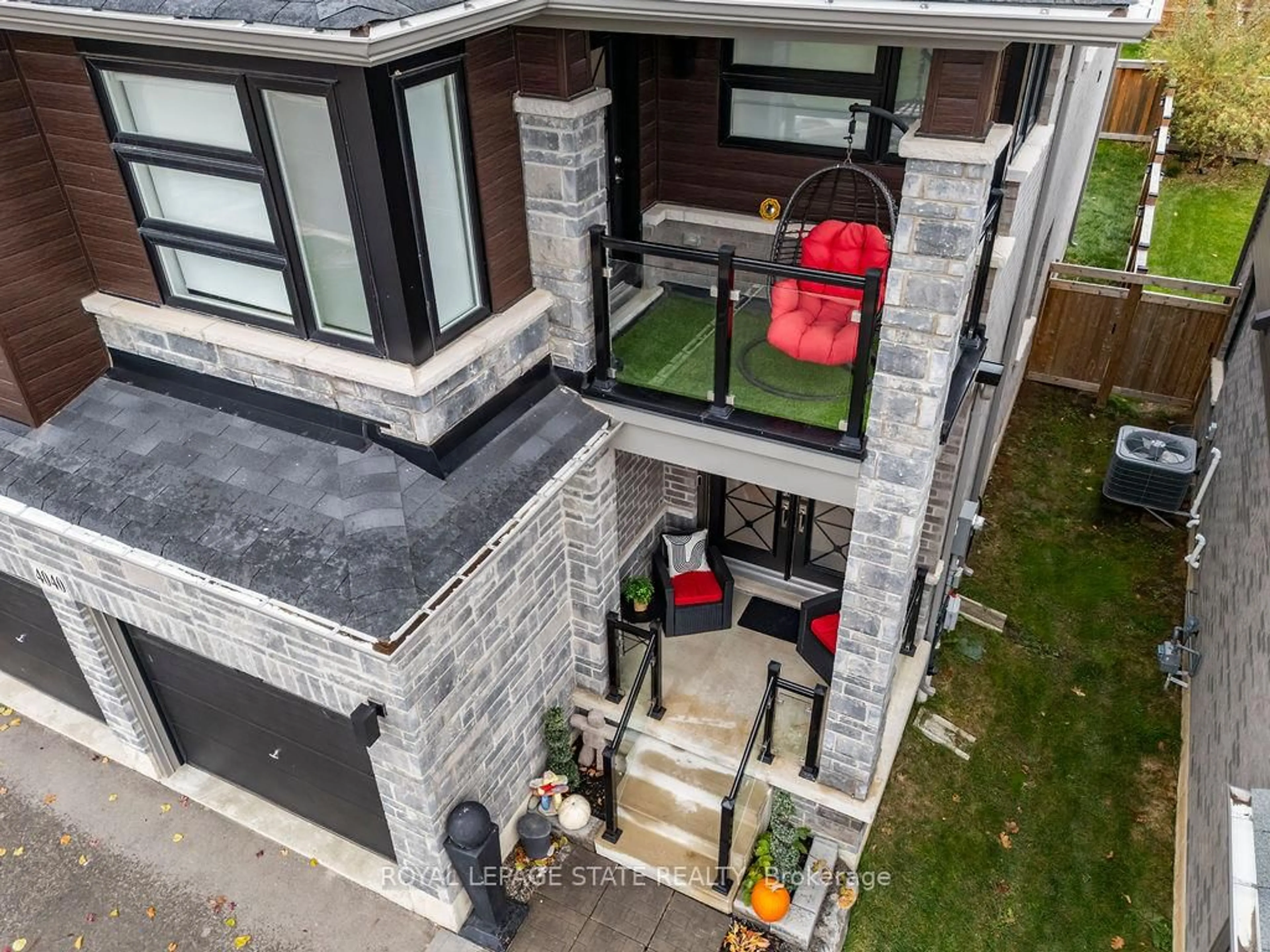 A pic from outside/outdoor area/front of a property/back of a property/a pic from drone, building for 4040 Stadelbauer Dr, Lincoln Ontario L3J 0S5
