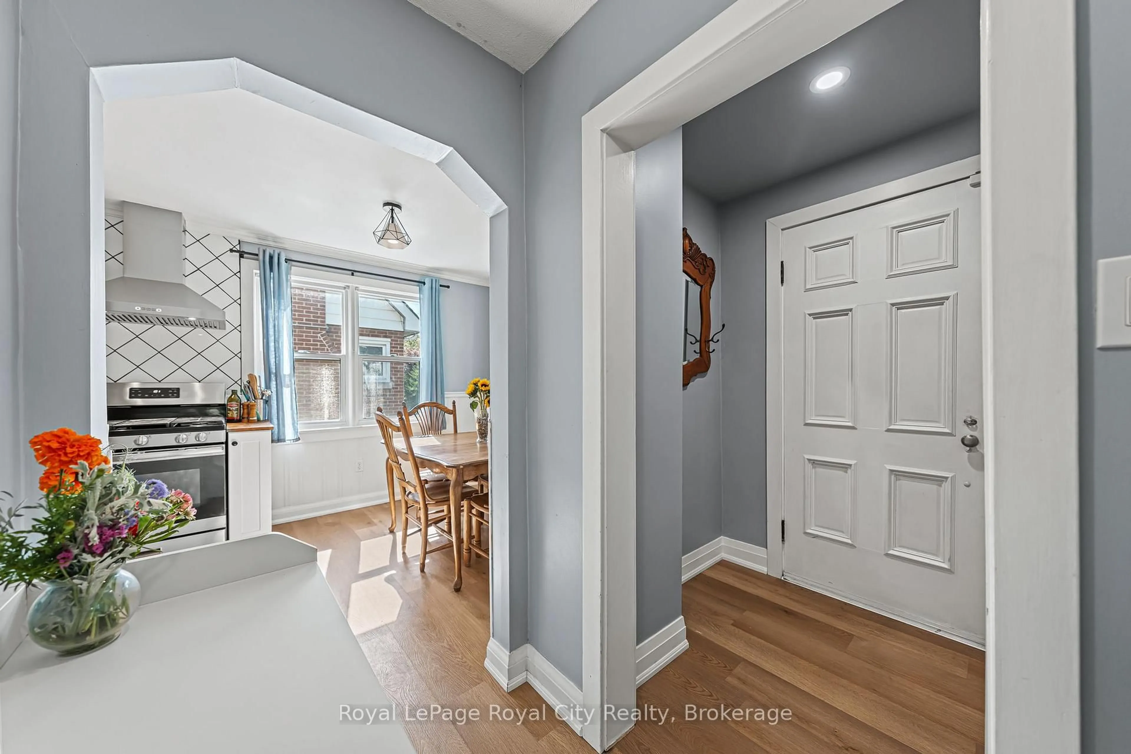 Indoor entryway for 15 Dudhope Ave, Cambridge Ontario N1R 4T2