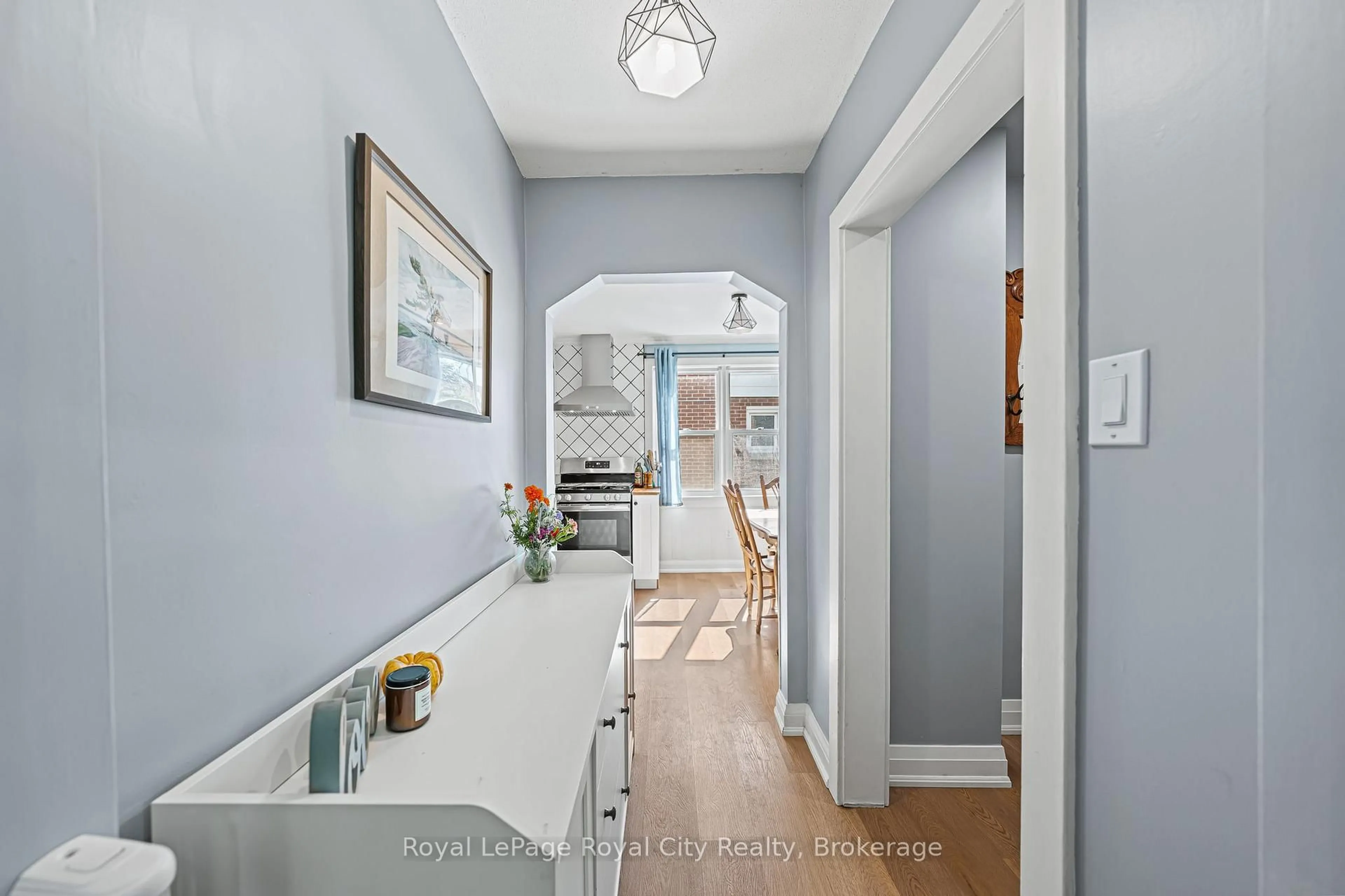 Indoor entryway for 15 Dudhope Ave, Cambridge Ontario N1R 4T2