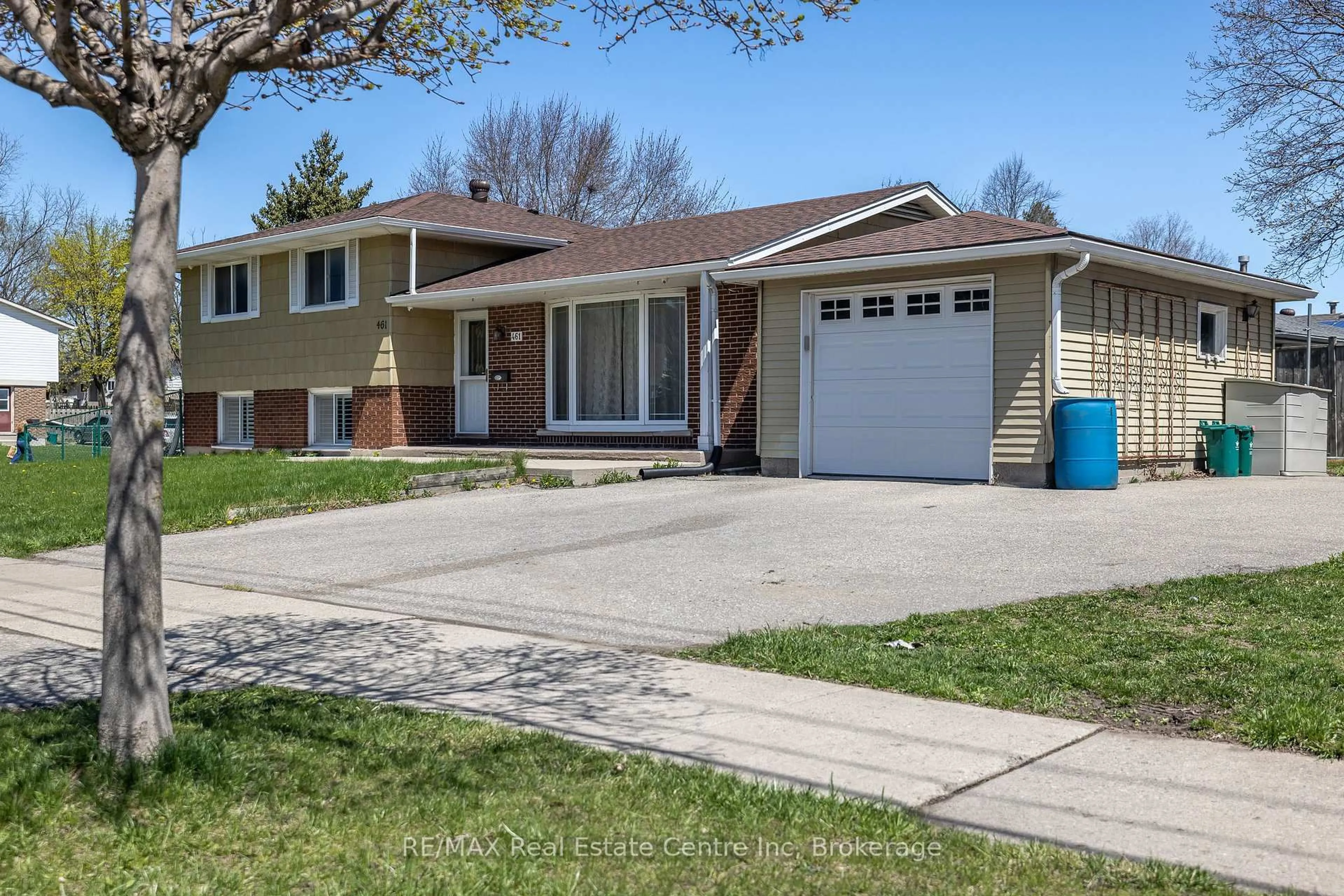 Home with vinyl exterior material, street for 461 Strasburg Rd, Kitchener Ontario N2E 1P1