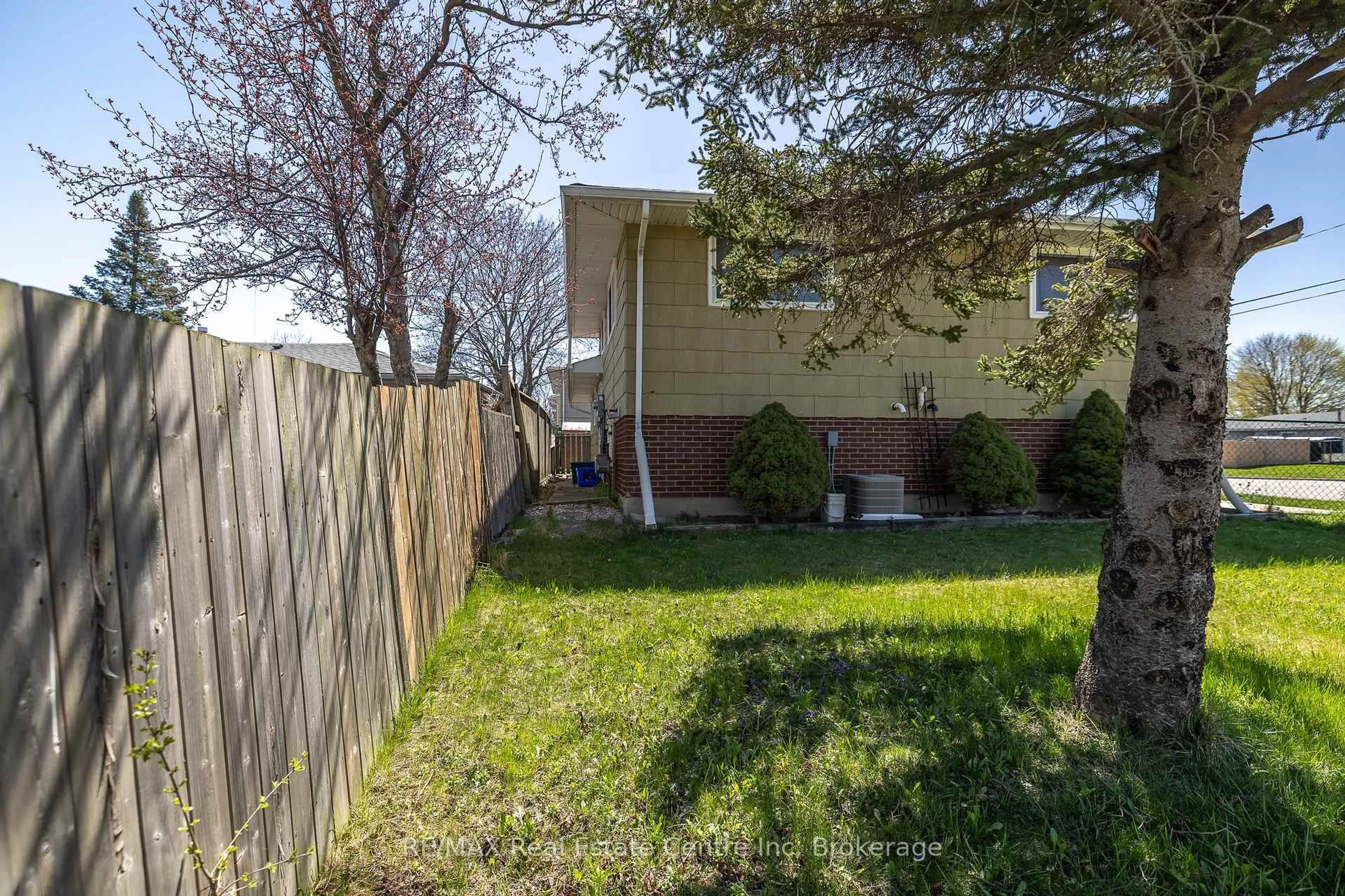 Patio, street for 461 Strasburg Rd, Kitchener Ontario N2E 1P1