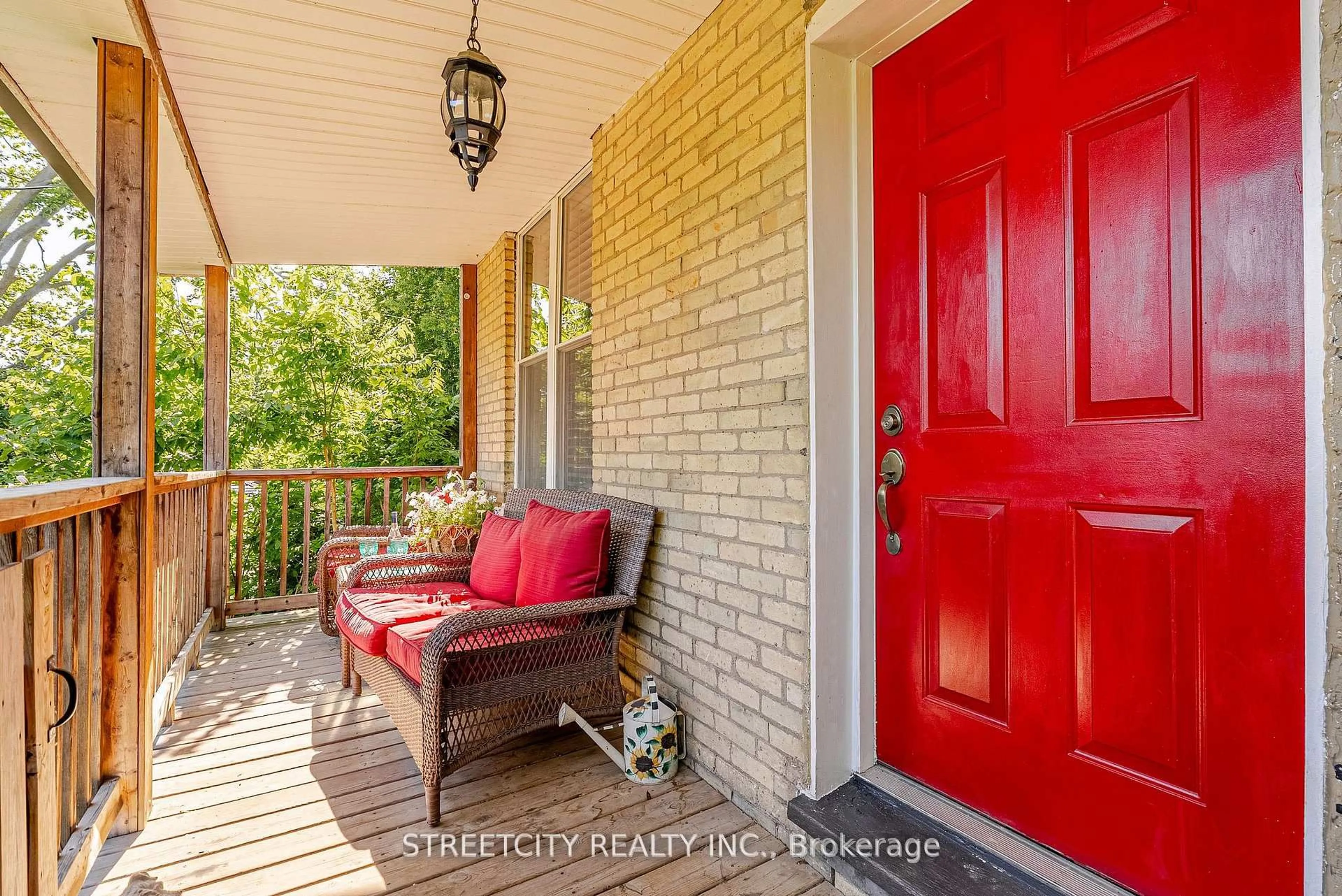 Indoor entryway for 230 Hill St, London East Ontario N6B 1C9
