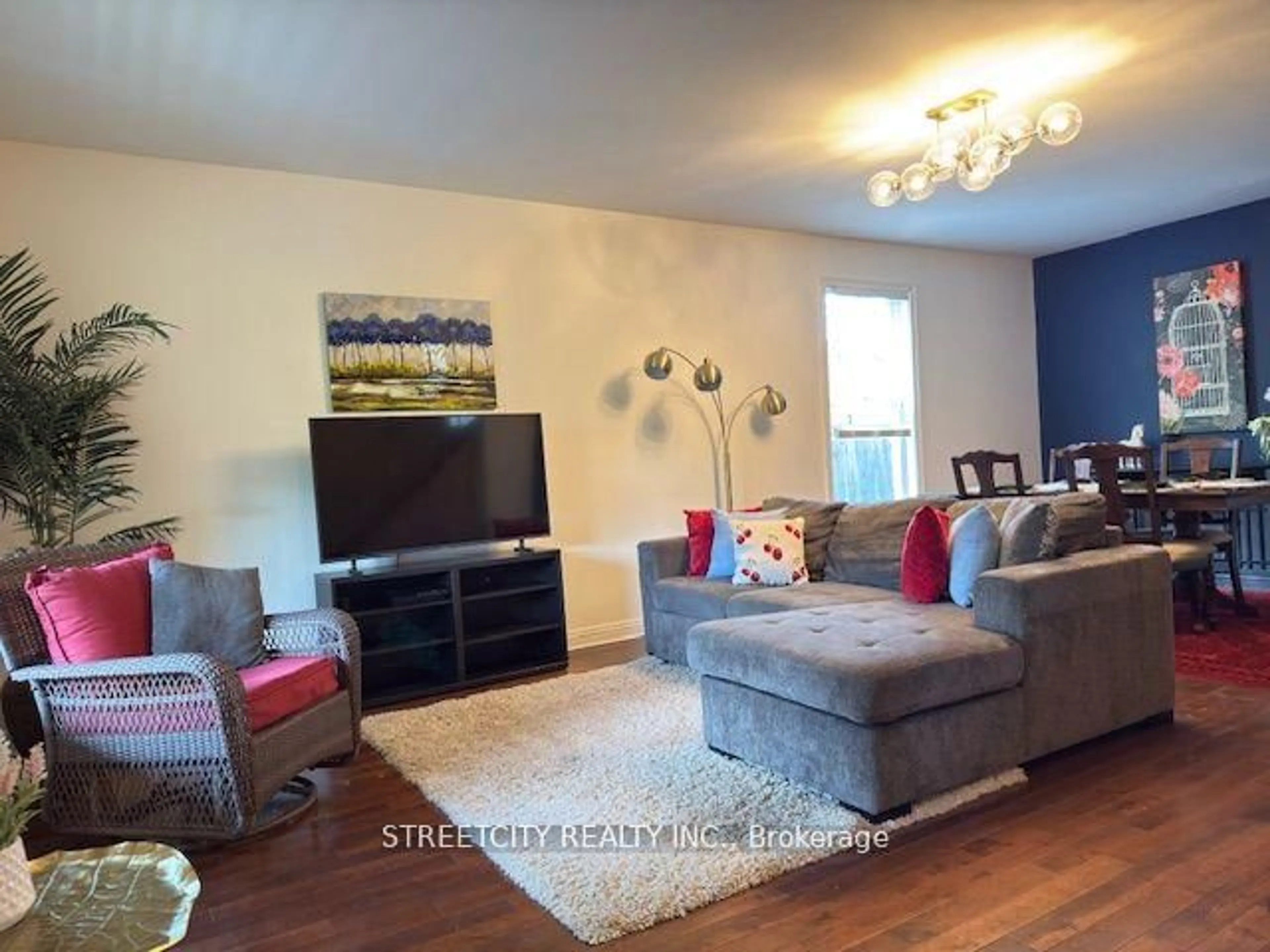 Living room with furniture, wood/laminate floor for 230 Hill St, London East Ontario N6B 1C9