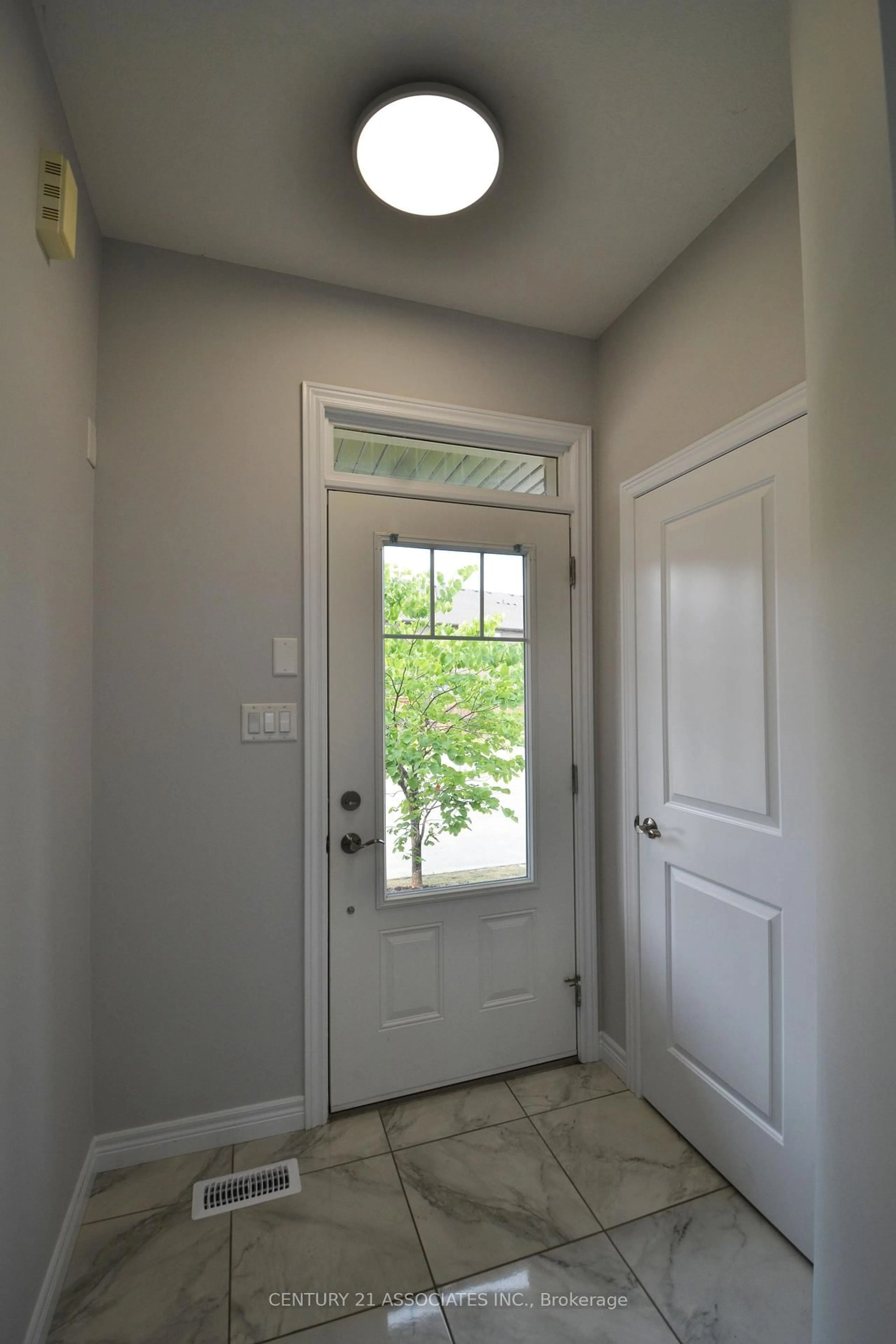 Indoor entryway for 98 Shoreview Pl #6, Hamilton Ontario L8E 0J4