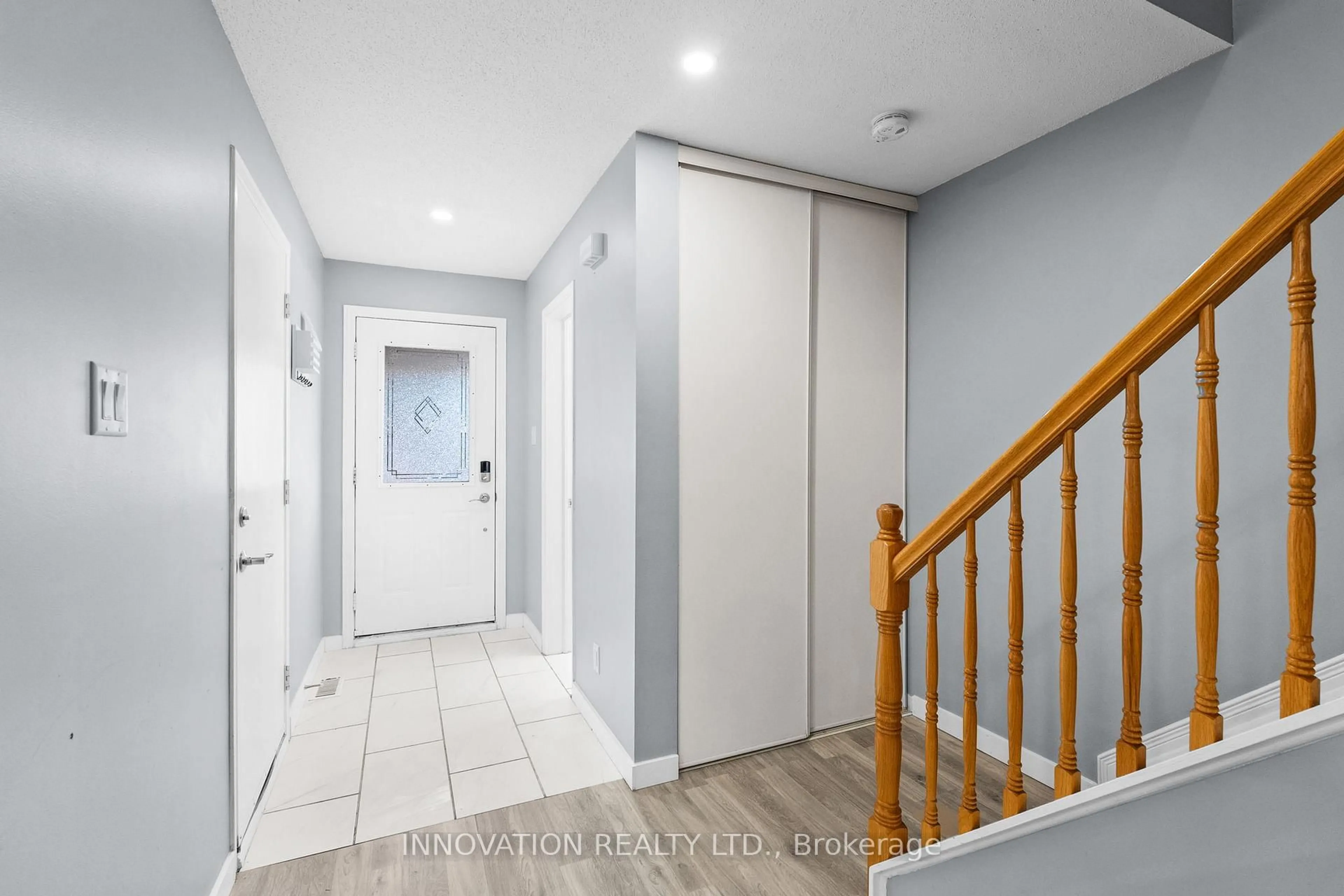 Indoor foyer for 20 Banchory Cres, Kanata Ontario K2K 2V4