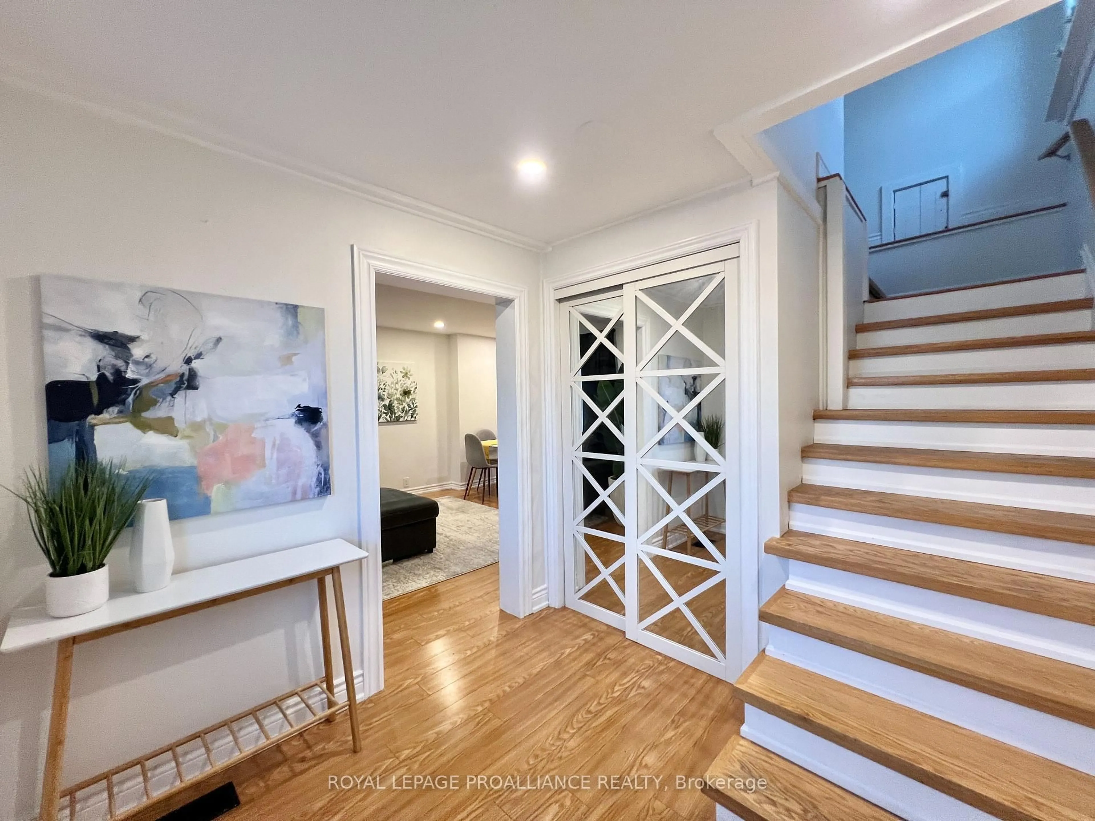 Indoor entryway for 248 Dufferin Ave, Quinte West Ontario K8V 5E9