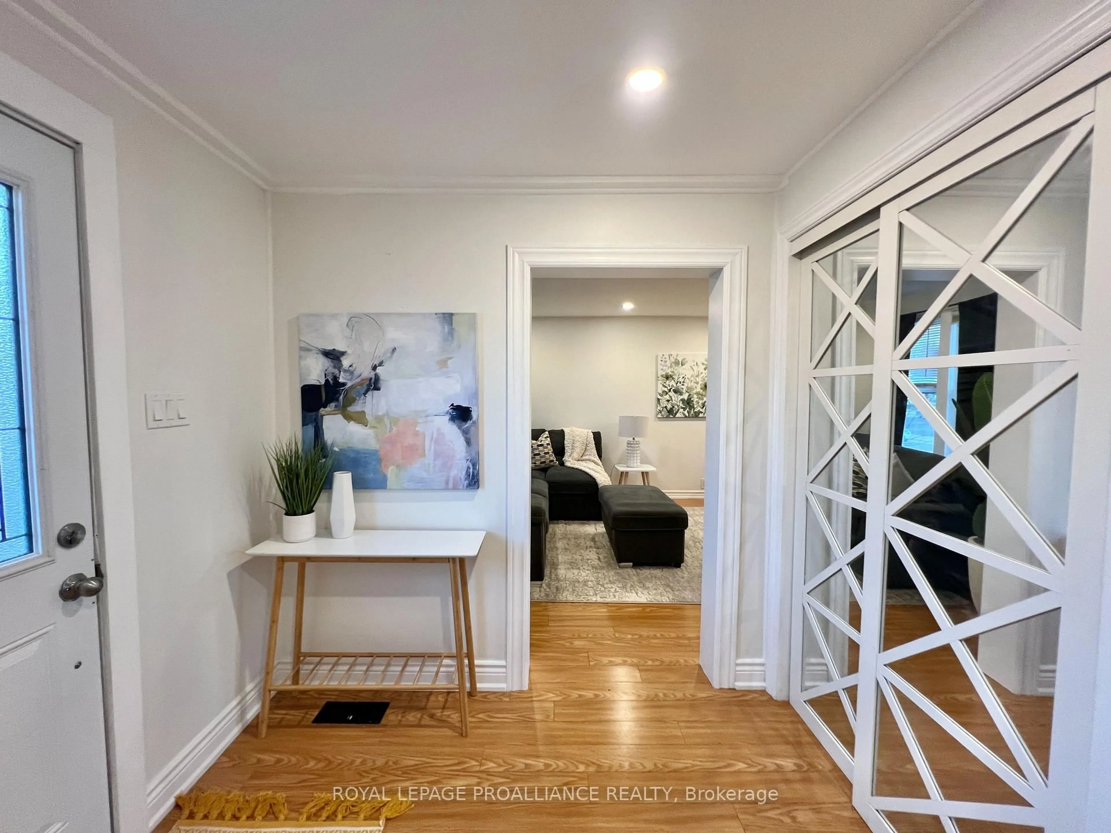 Indoor entryway for 248 Dufferin Ave, Quinte West Ontario K8V 5E9