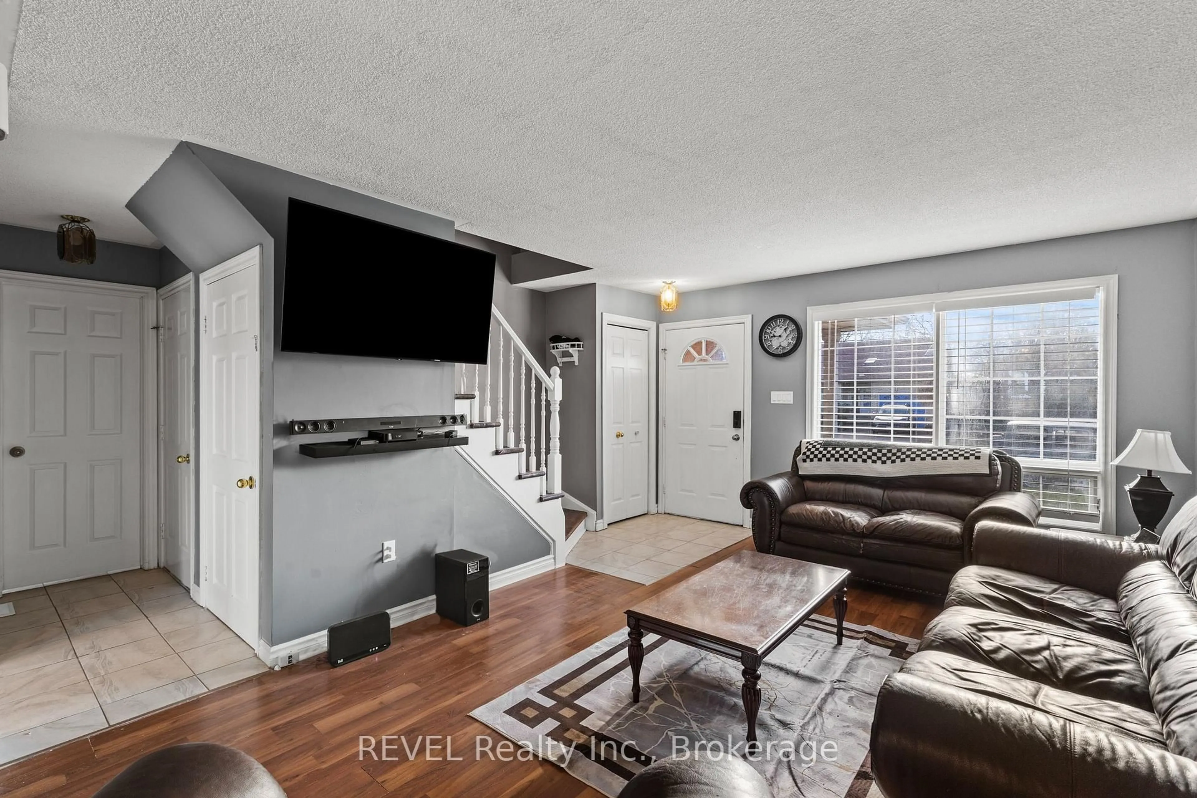 Living room with furniture, unknown for 6615 Harper Dr, Niagara Falls Ontario L2E 7H7