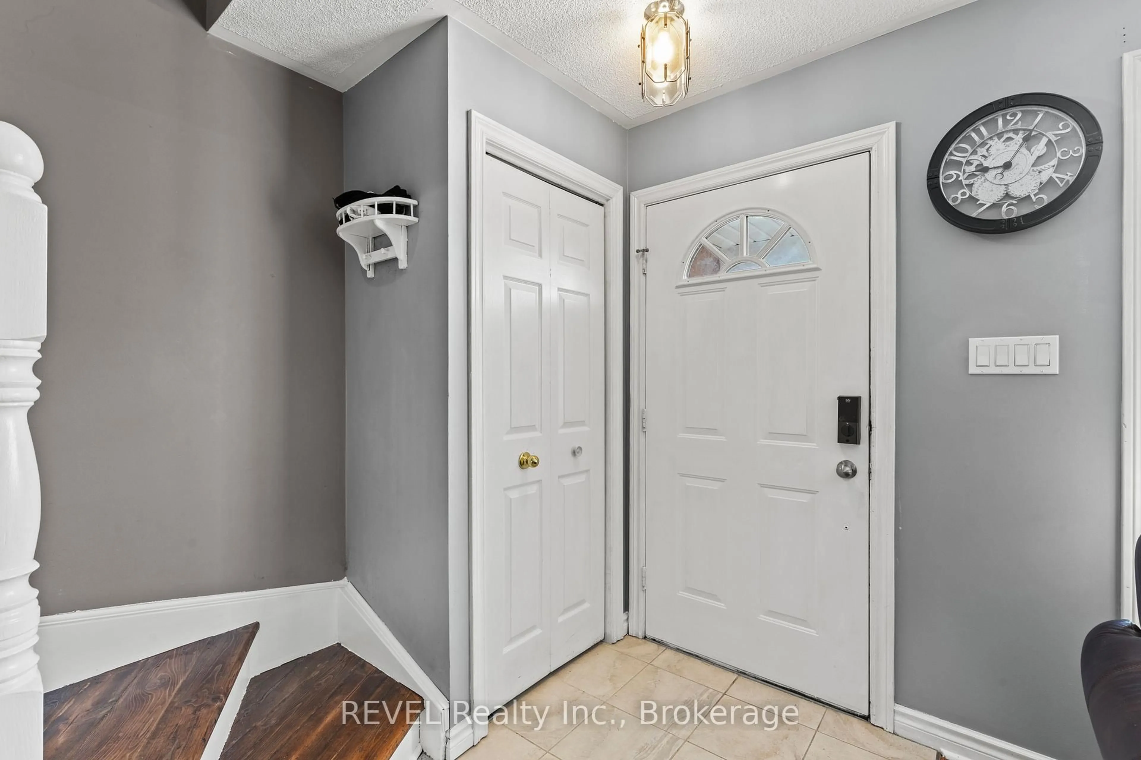 Indoor entryway for 6615 Harper Dr, Niagara Falls Ontario L2E 7H7