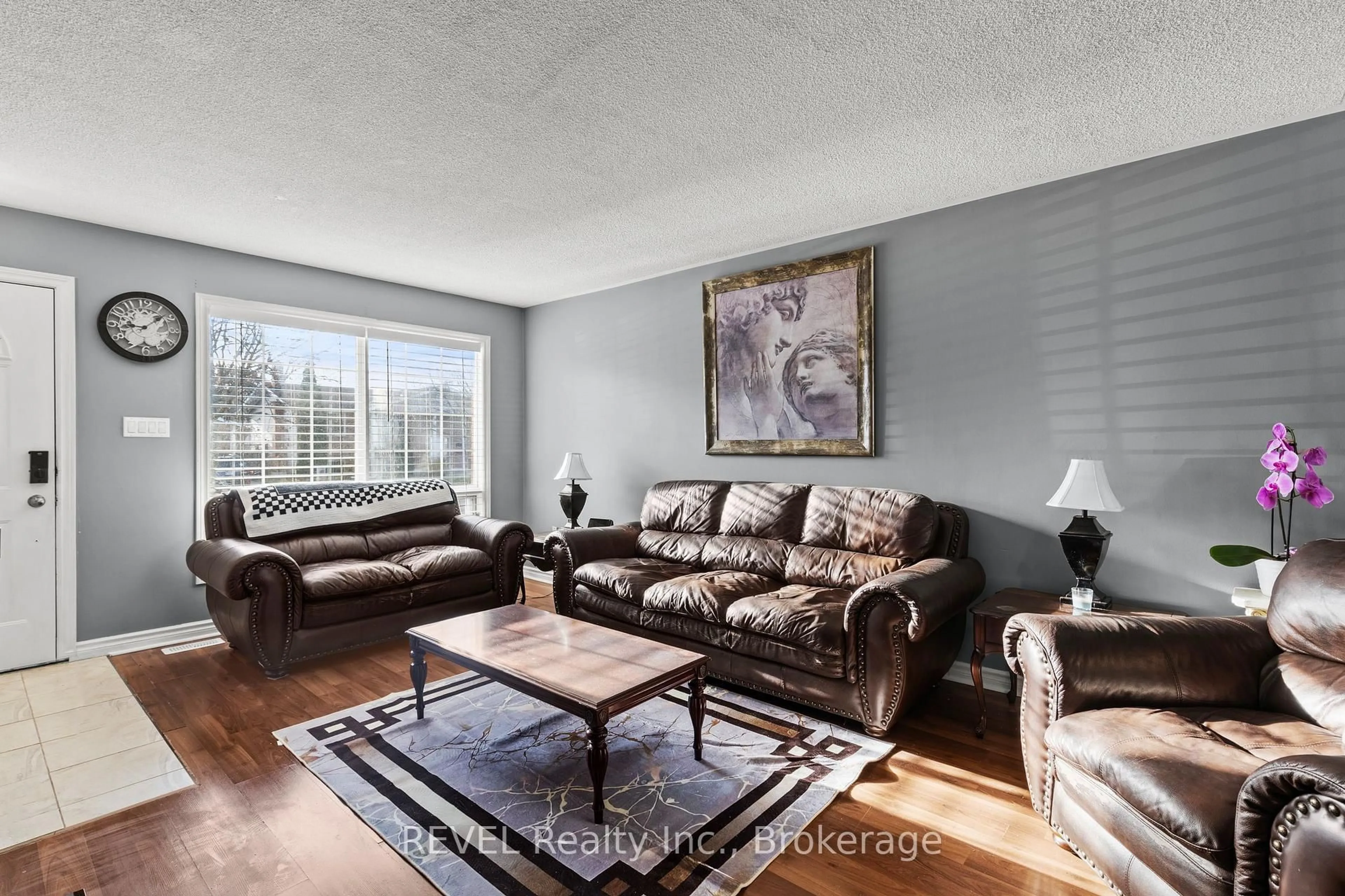 Living room with furniture, wood/laminate floor for 6615 Harper Dr, Niagara Falls Ontario L2E 7H7