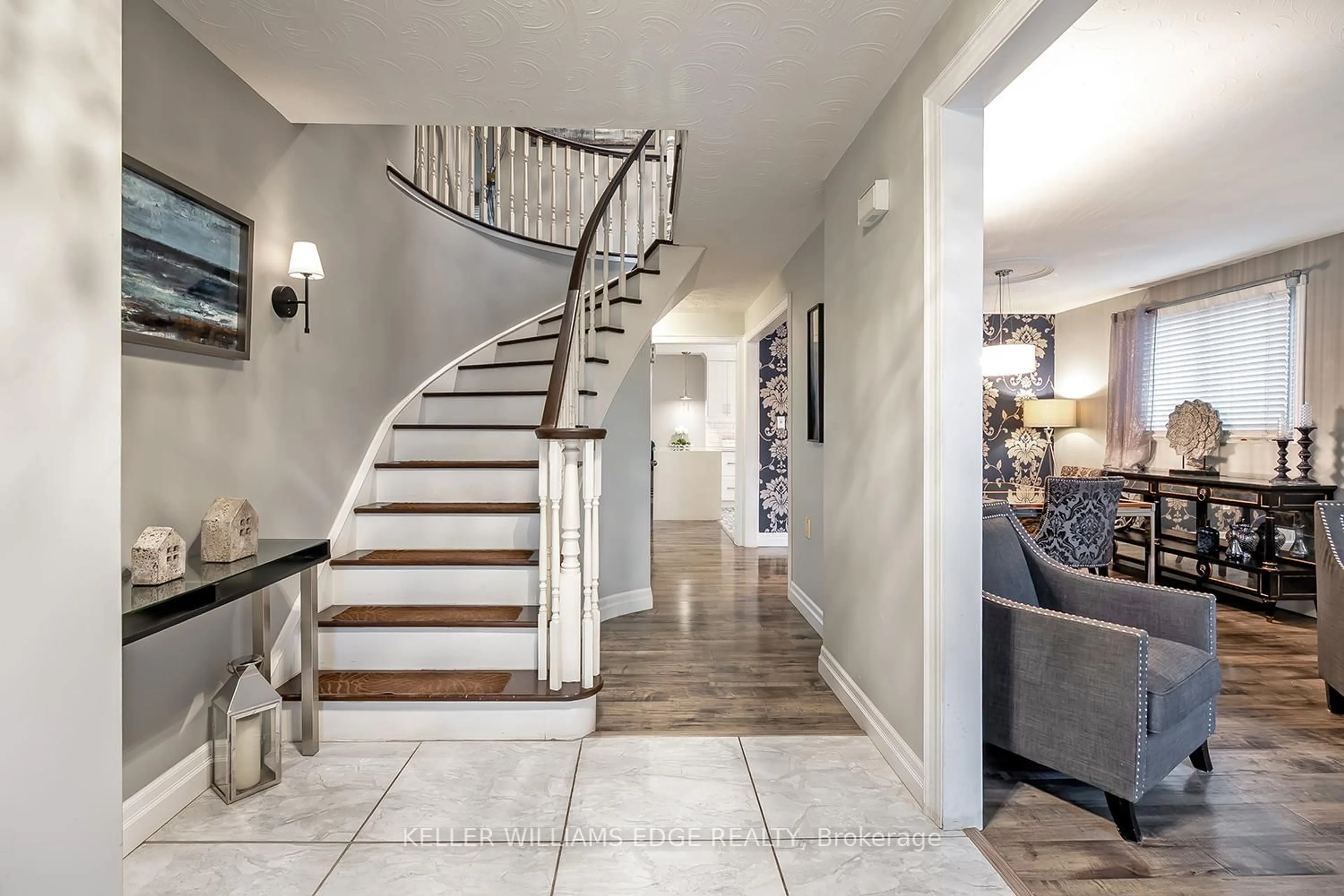 Indoor entryway for 383 East 24th St, Hamilton Ontario L8V 4W8