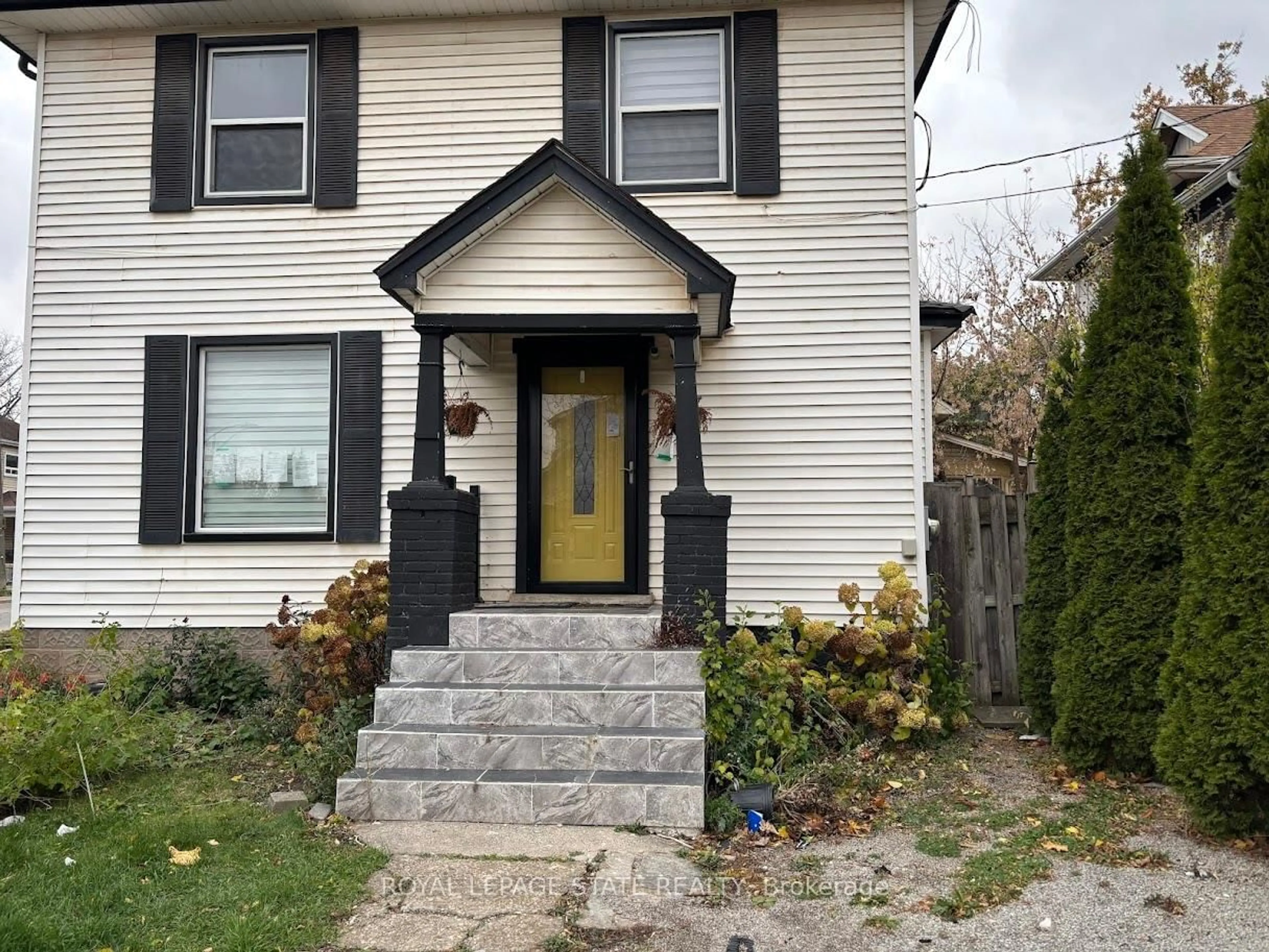 Home with vinyl exterior material, street for 4789 Saint Clair Ave, Niagara Falls Ontario L2E 3T2