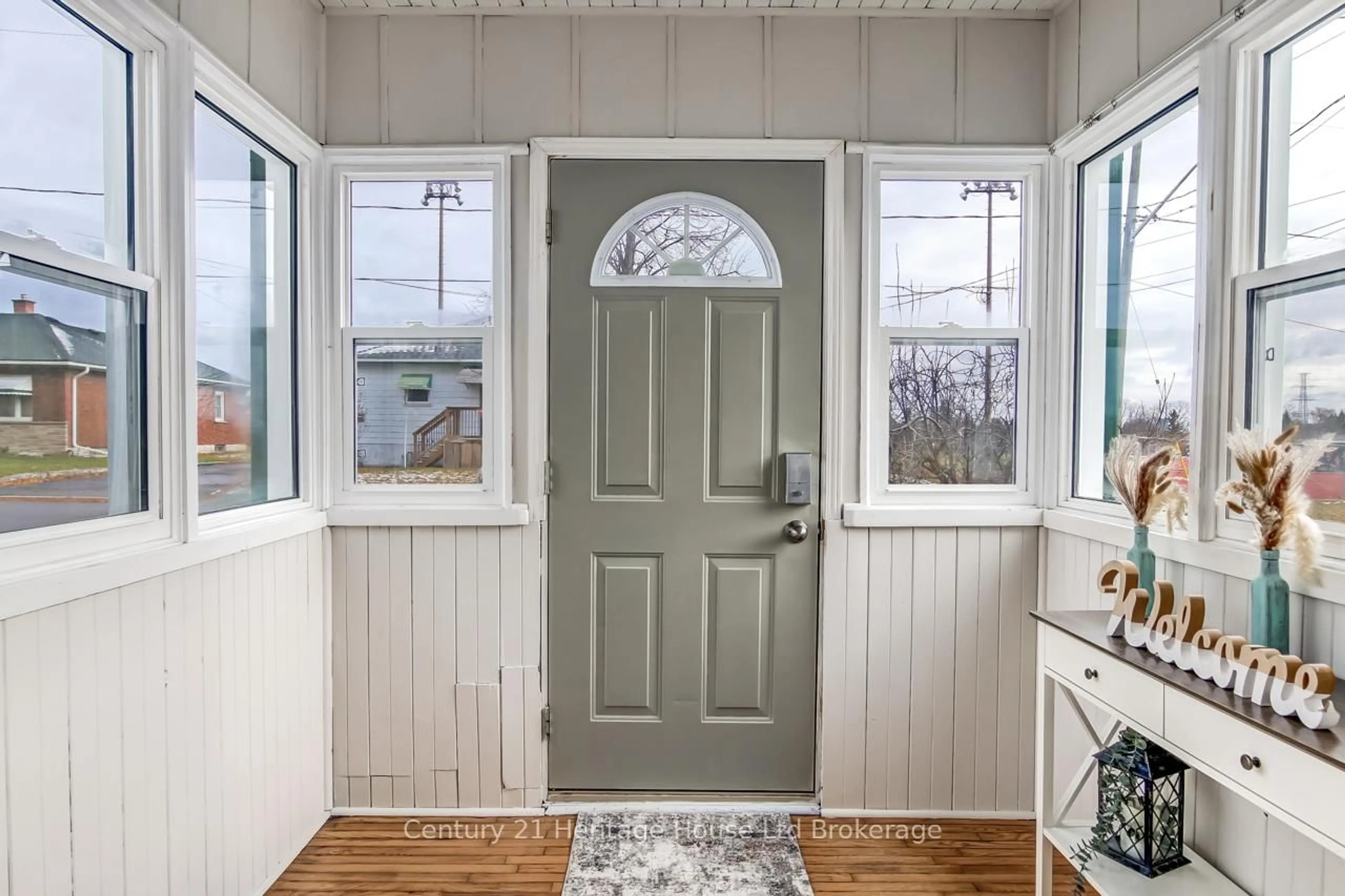 Indoor entryway for 116 East Park Dr, Woodstock Ontario N4S 3N2