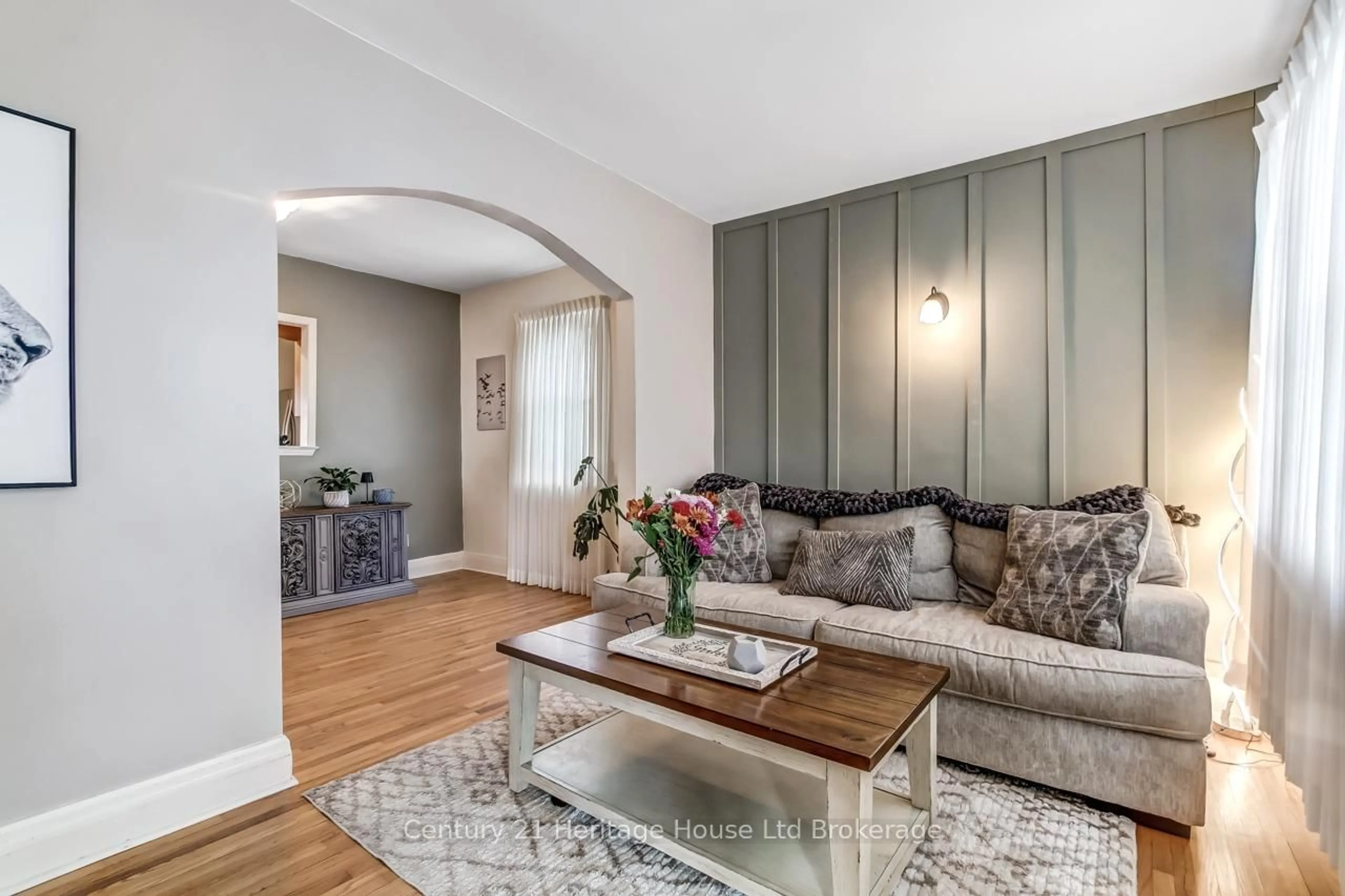 Living room with furniture, wood/laminate floor for 116 East Park Dr, Woodstock Ontario N4S 3N2