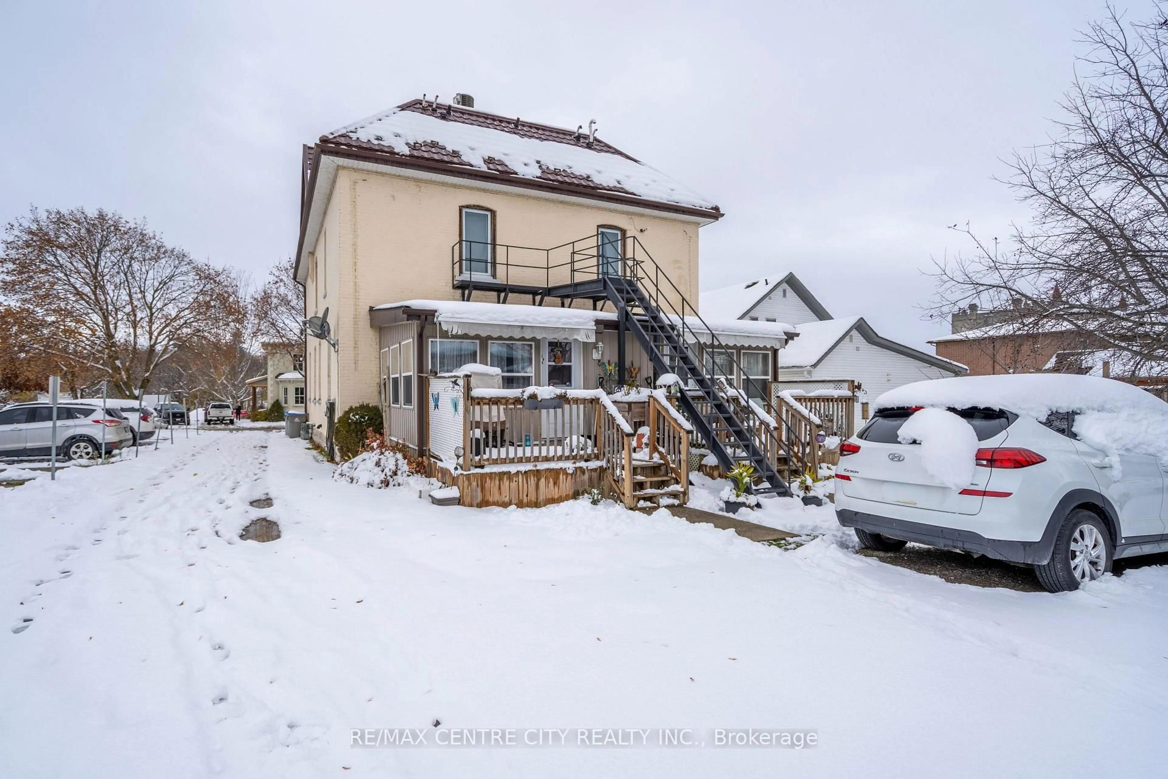 A pic from outside/outdoor area/front of a property/back of a property/a pic from drone, street for 69 Watert St, St. Marys Ontario N4X 1A3