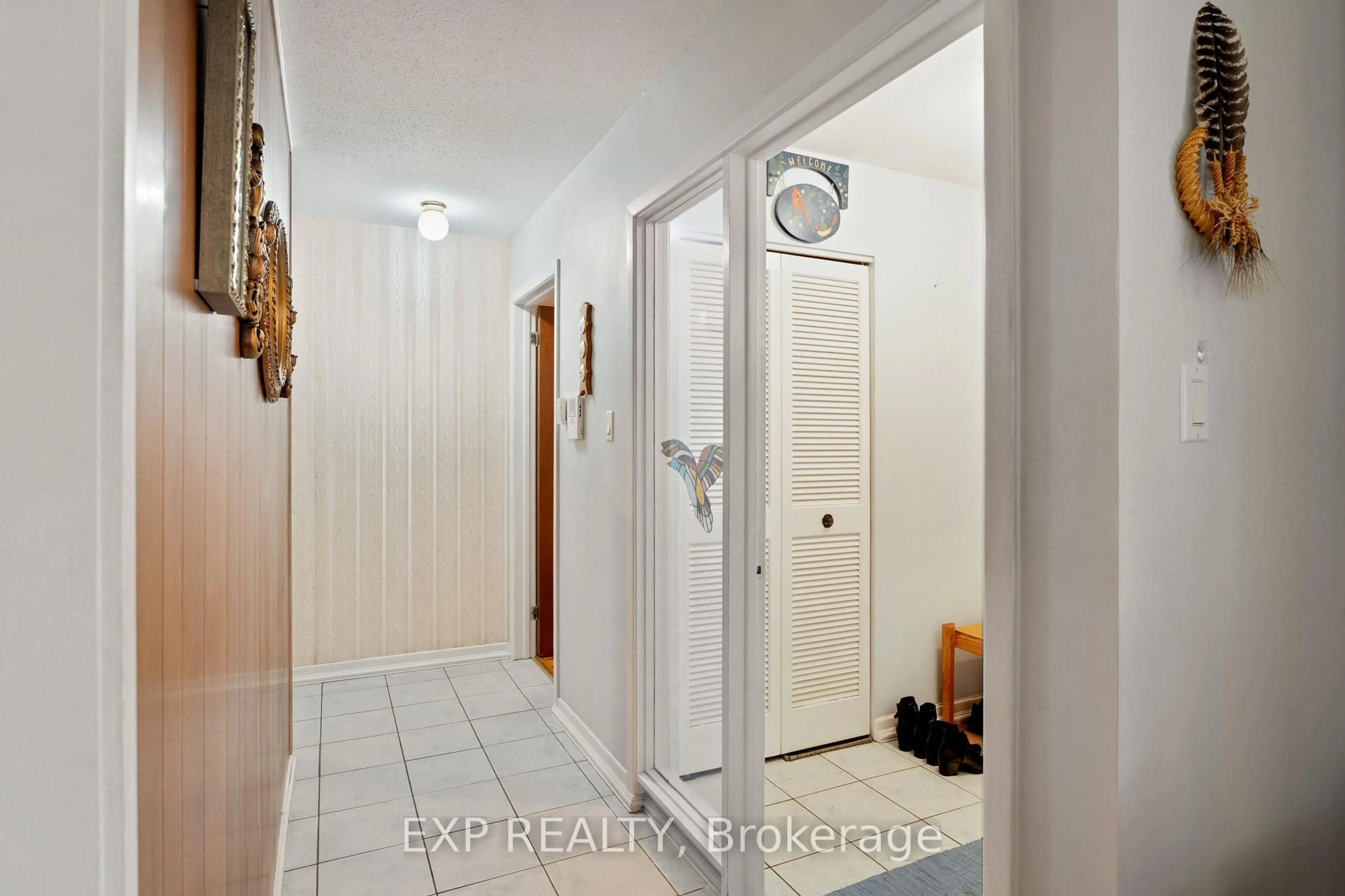 Indoor entryway for 1233 Meadowlands Dr, Ottawa Ontario K2E 6K2