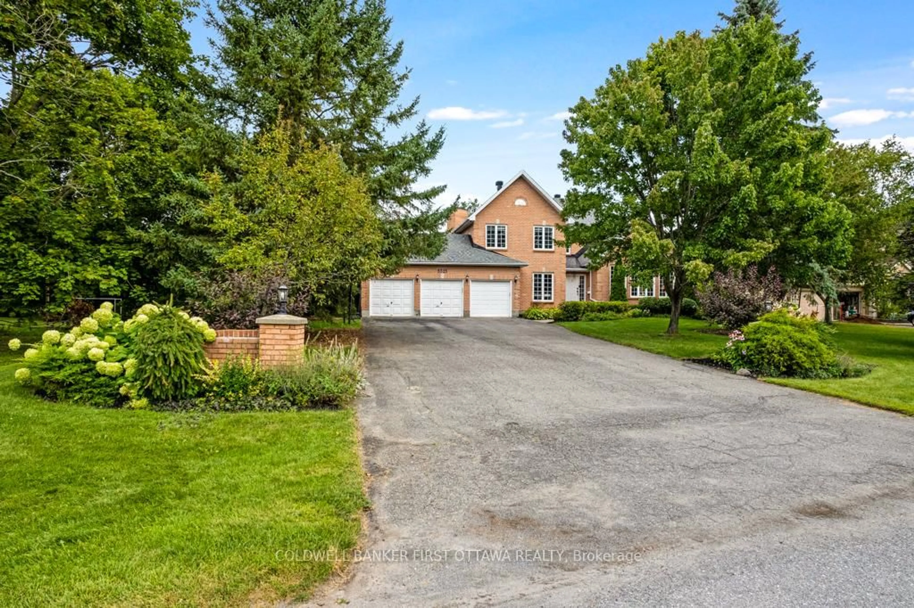 A pic from outside/outdoor area/front of a property/back of a property/a pic from drone, street for 5525 PETTAPIECE Cres, Manotick Ontario K4M 1C6