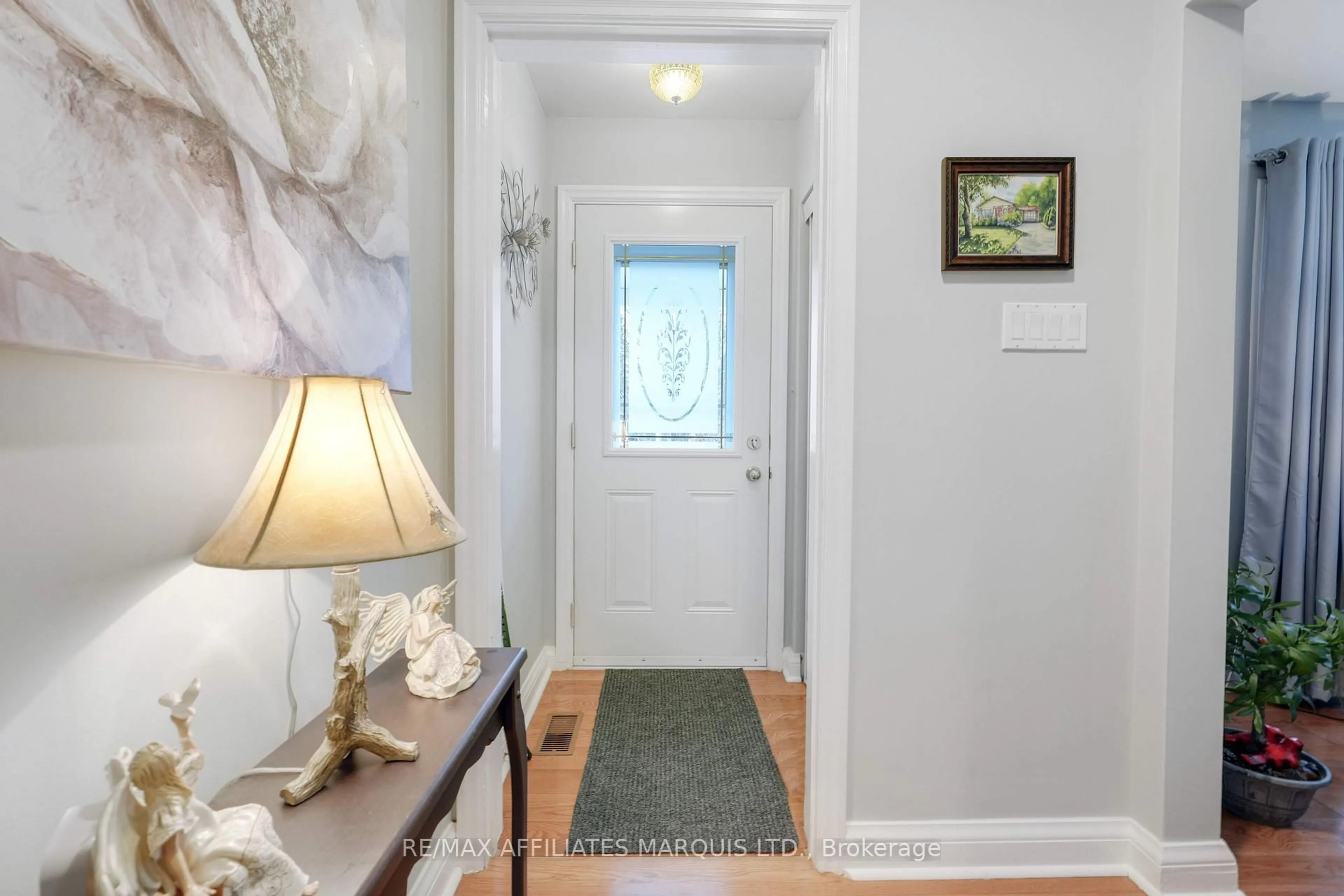 Indoor entryway for 516 Guy St, Cornwall Ontario K6H 4V6