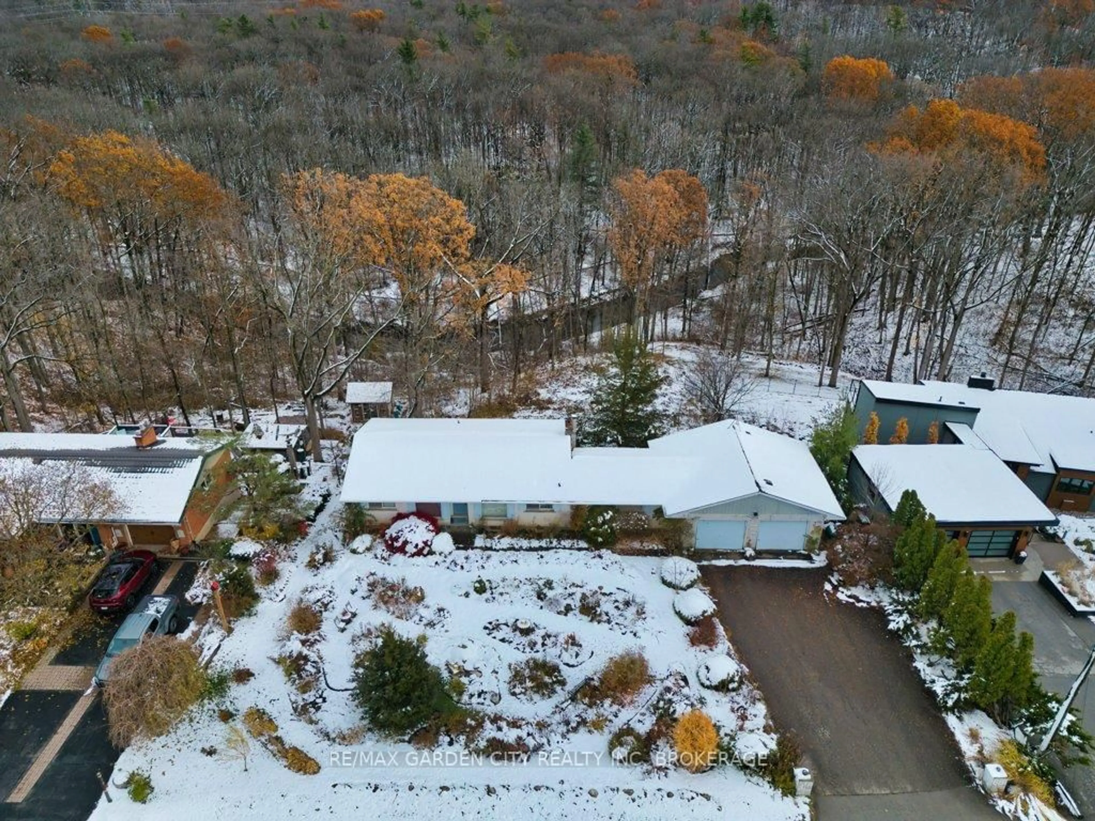 A pic from outside/outdoor area/front of a property/back of a property/a pic from drone, forest/trees view for 1234 Pelham Rd, St. Catharines Ontario L2R 6P7