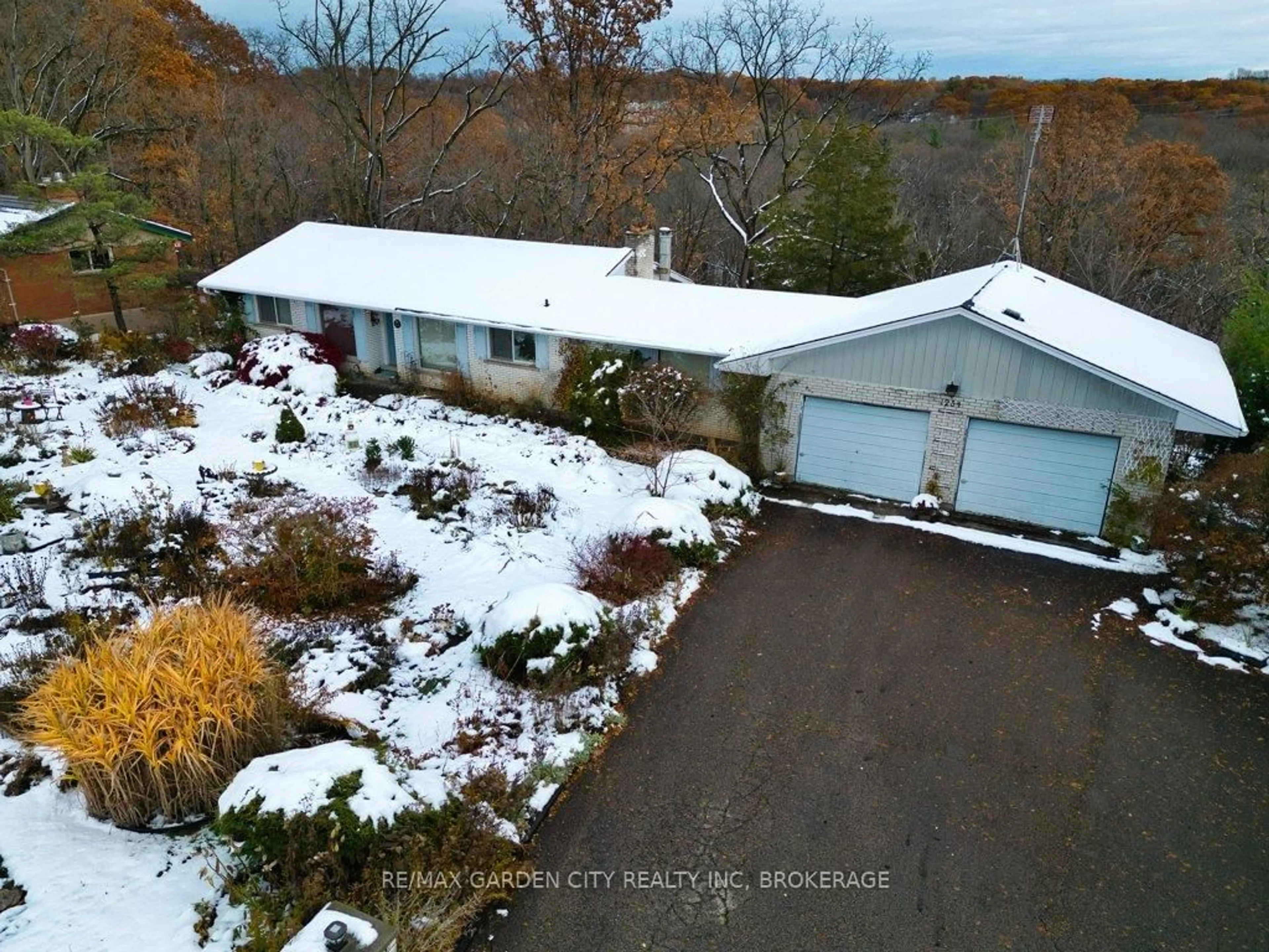 A pic from outside/outdoor area/front of a property/back of a property/a pic from drone, mountain view for 1234 Pelham Rd, St. Catharines Ontario L2R 6P7