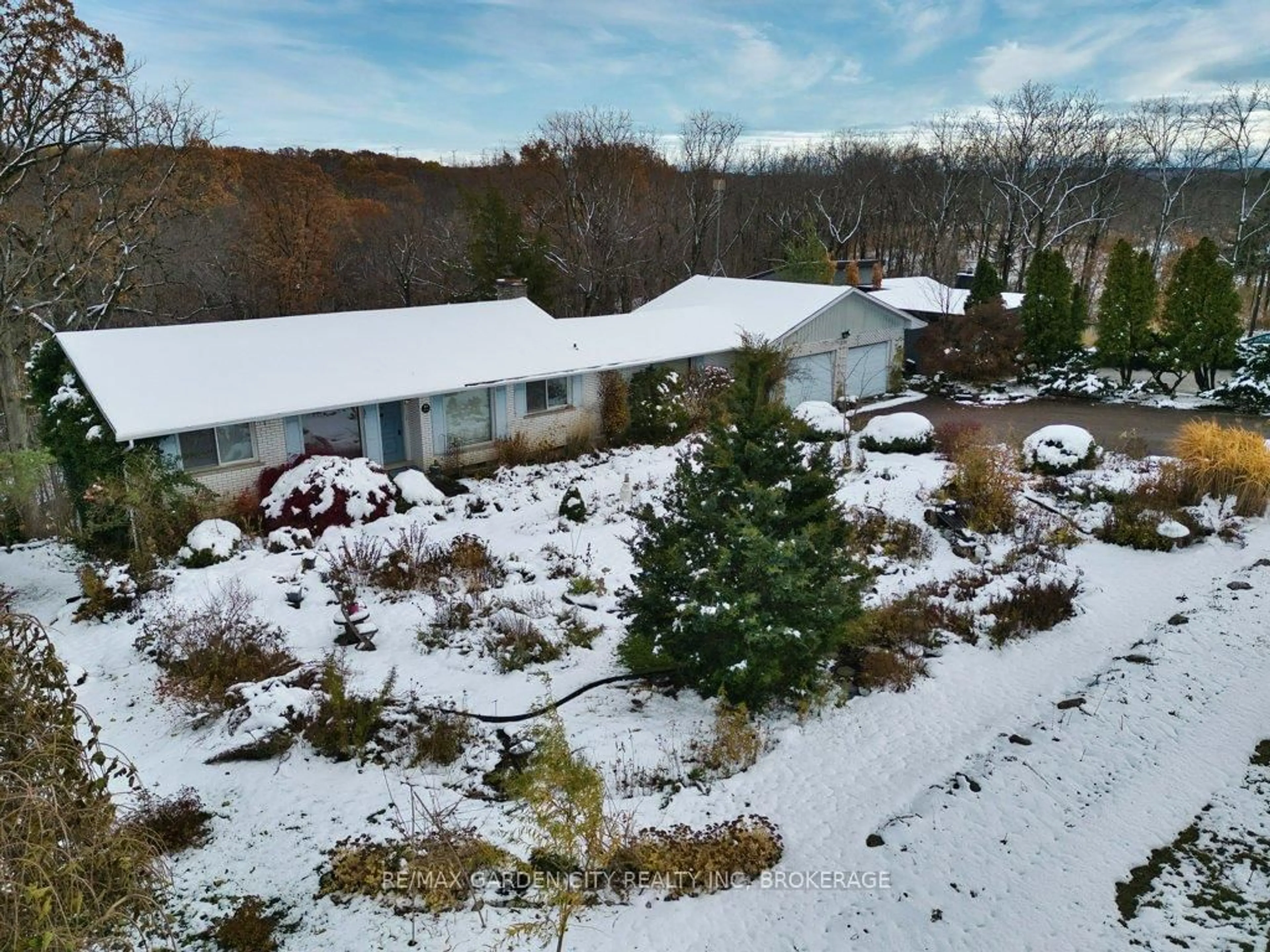 A pic from outside/outdoor area/front of a property/back of a property/a pic from drone, mountain view for 1234 Pelham Rd, St. Catharines Ontario L2R 6P7