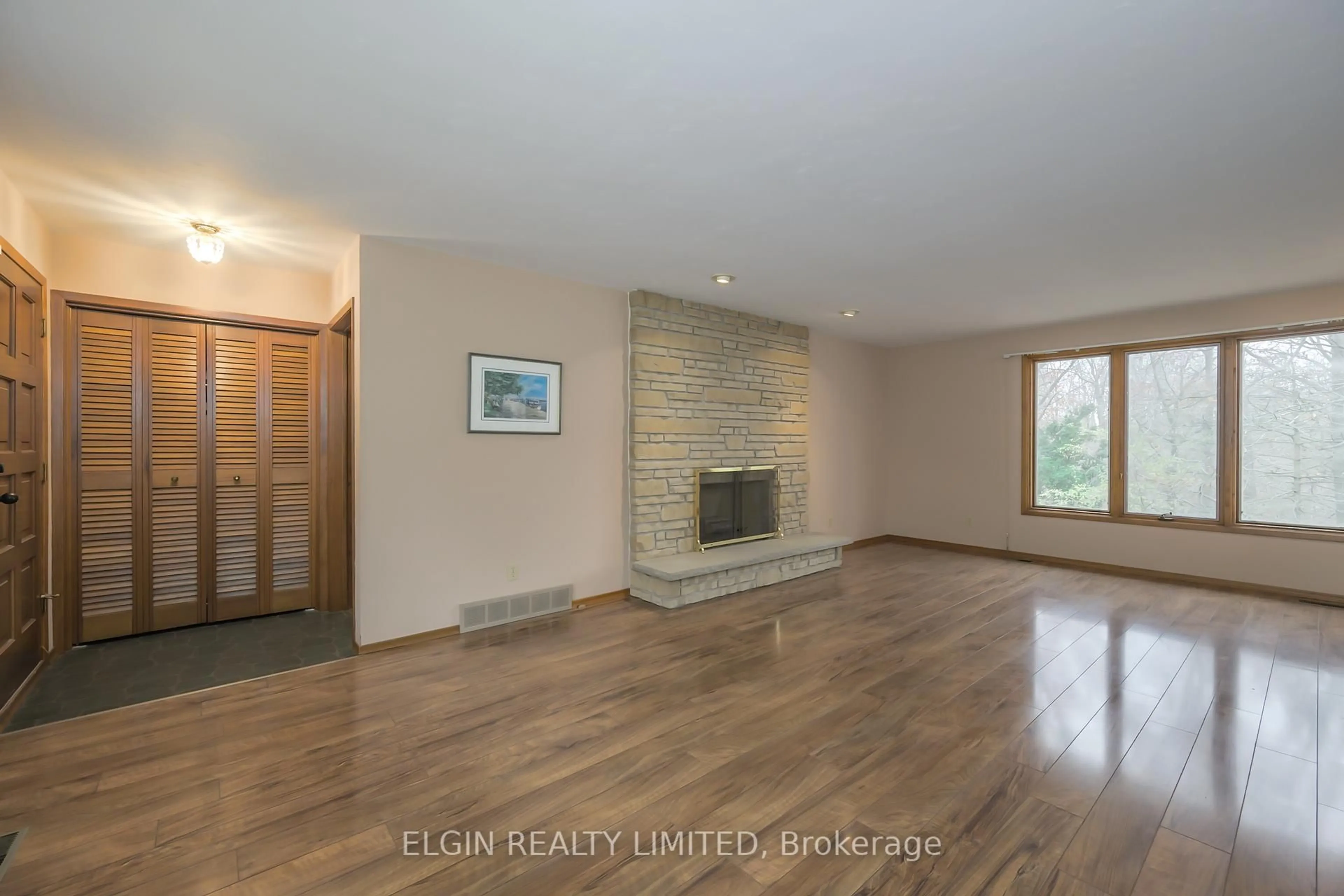 Living room with furniture, unknown for 2 Oak St, St. Thomas Ontario N5R 1R4