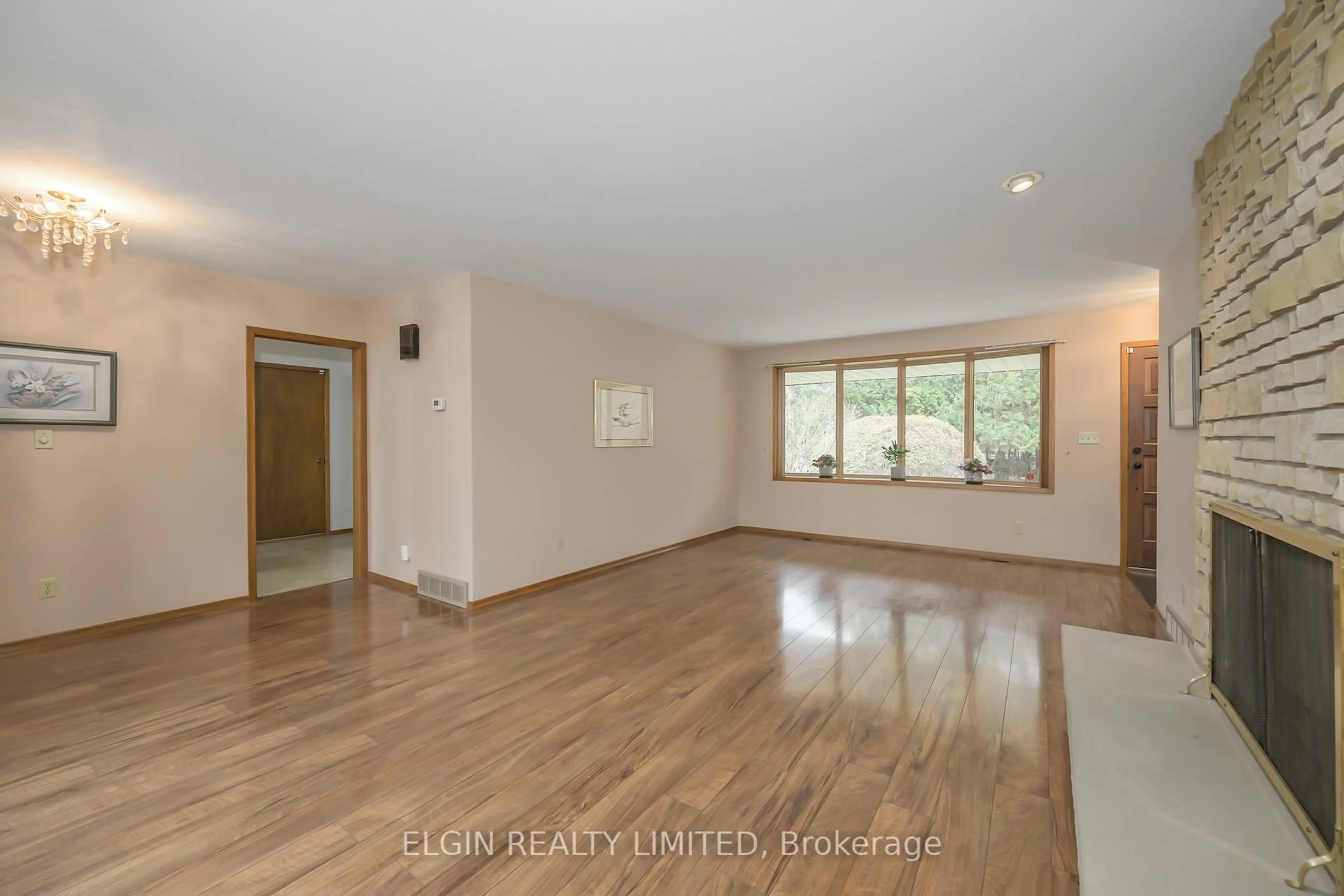 A pic of a room for 2 Oak St, St. Thomas Ontario N5R 1R4