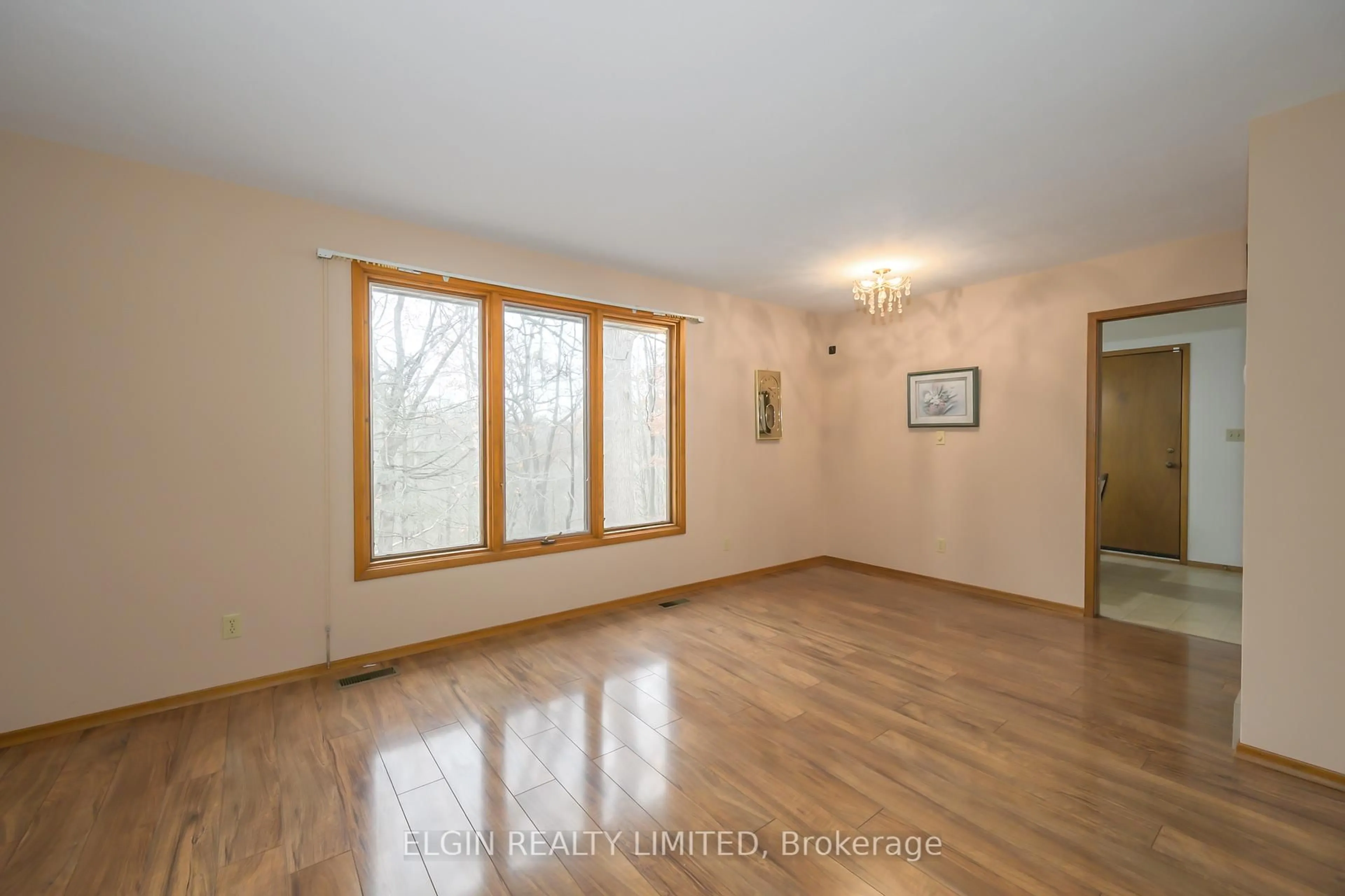 A pic of a room for 2 Oak St, St. Thomas Ontario N5R 1R4