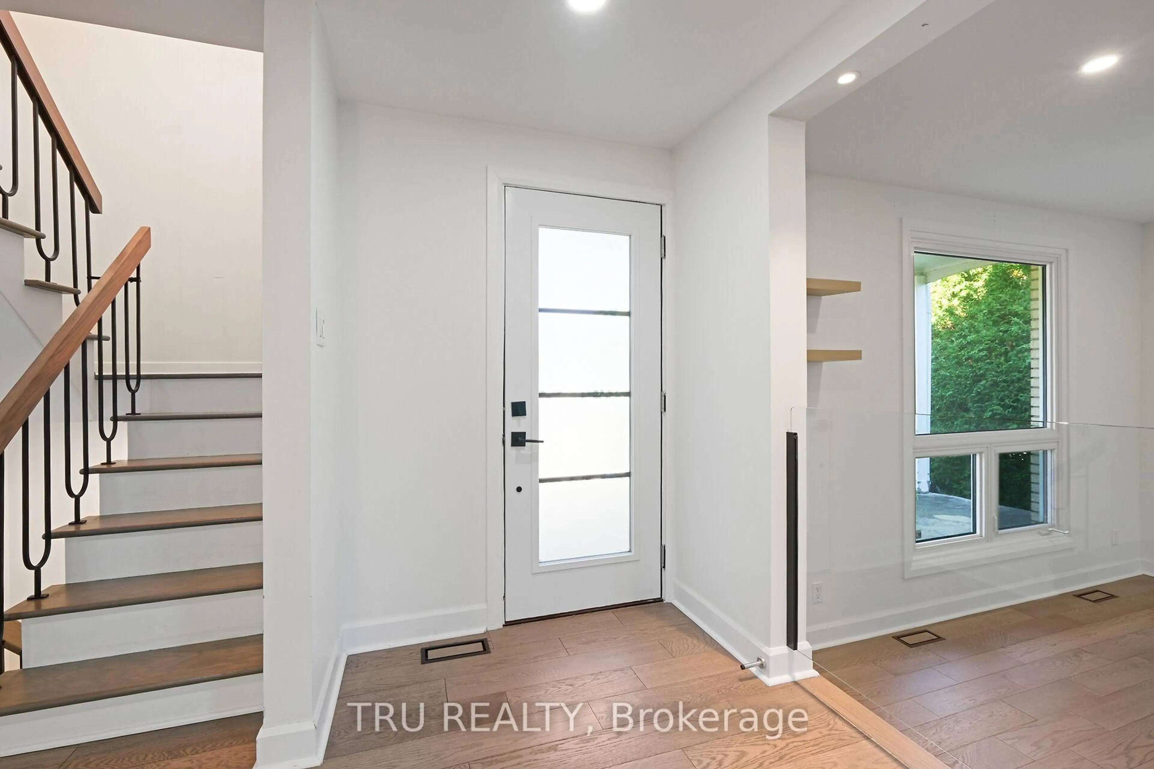 Indoor entryway for 12 Apache Cres, Ottawa Ontario K2E 6H7