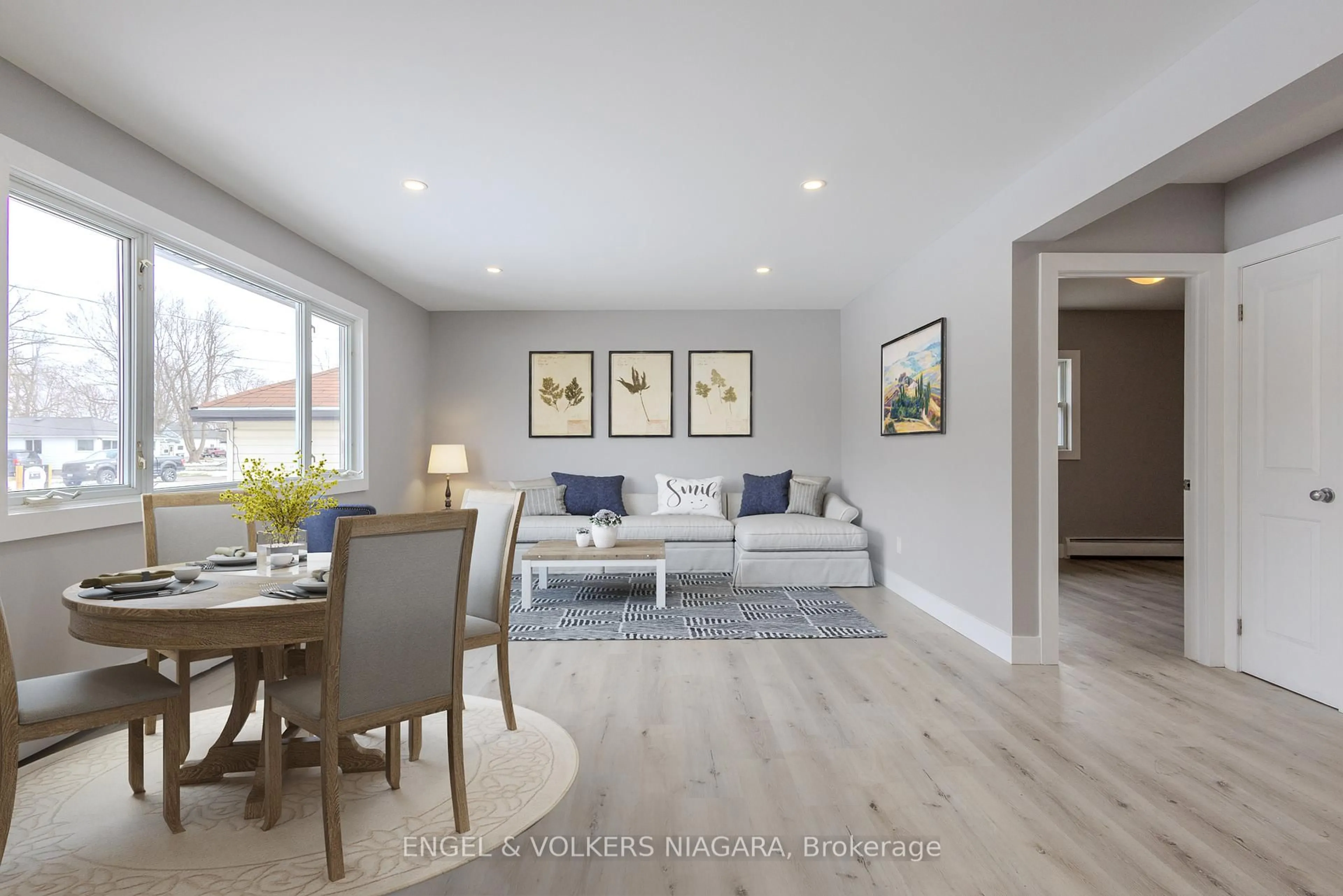 Living room with furniture, unknown for 109 Queenston Blvd, Fort Erie Ontario L2A 1K9