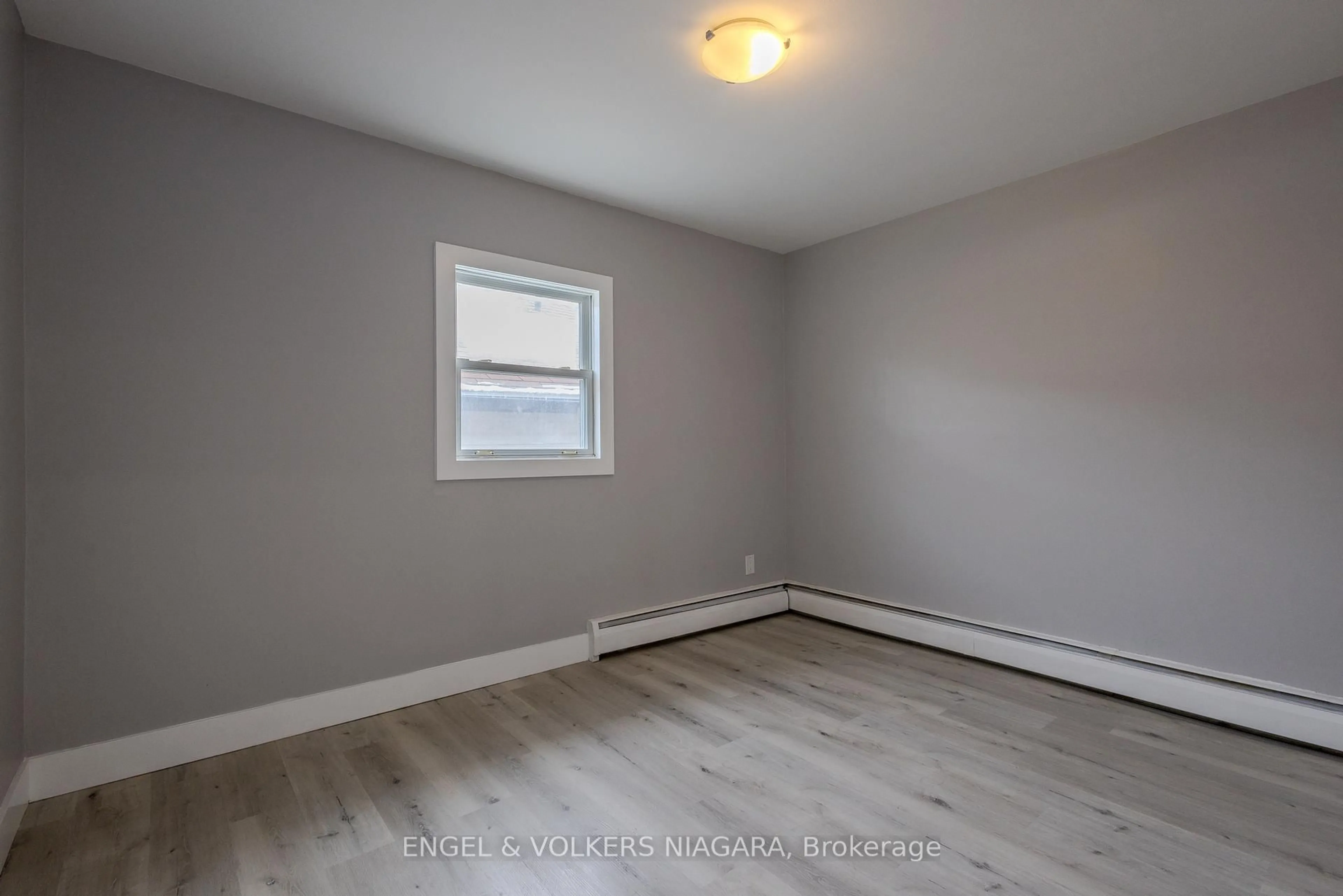 A pic of a room for 109 Queenston Blvd, Fort Erie Ontario L2A 1K9
