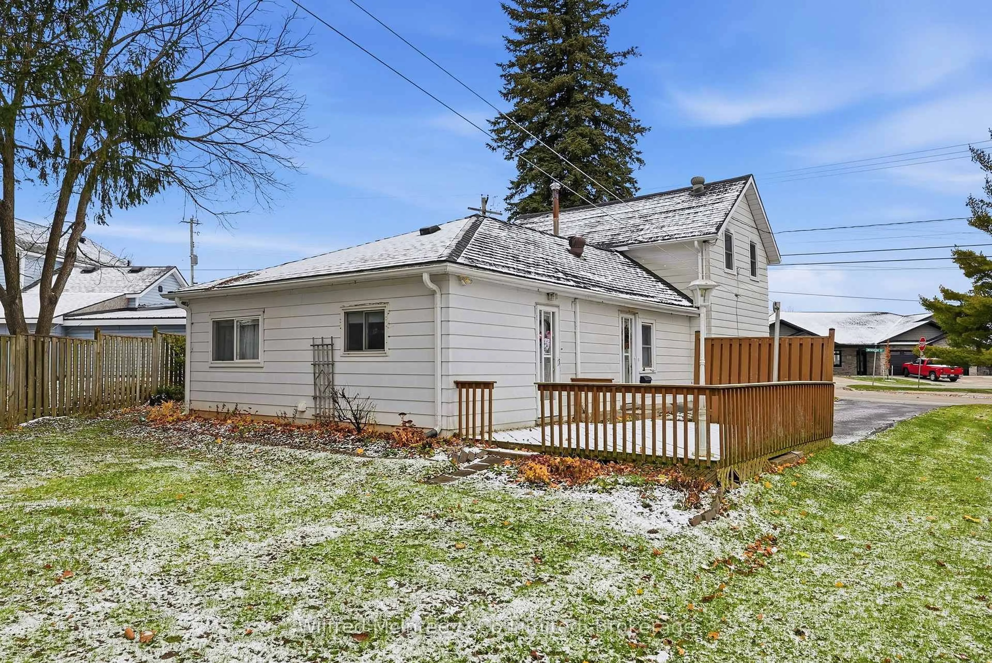 A pic from outside/outdoor area/front of a property/back of a property/a pic from drone, street for 105 Mcgivern St, Brockton Ontario N0G 2V0