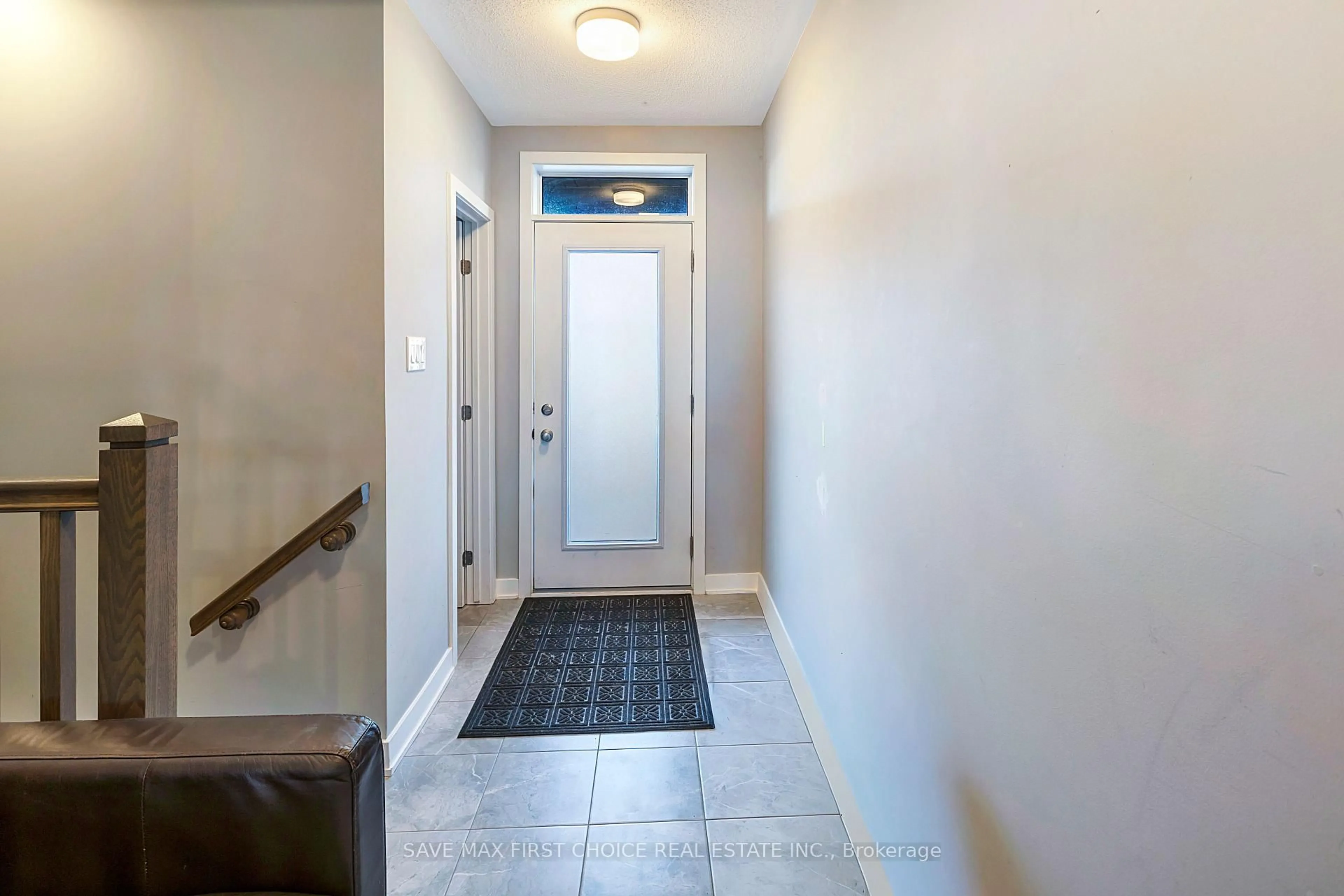 Indoor entryway for 2070 WINSOME Terr, Orleans Ontario K4A 5M9