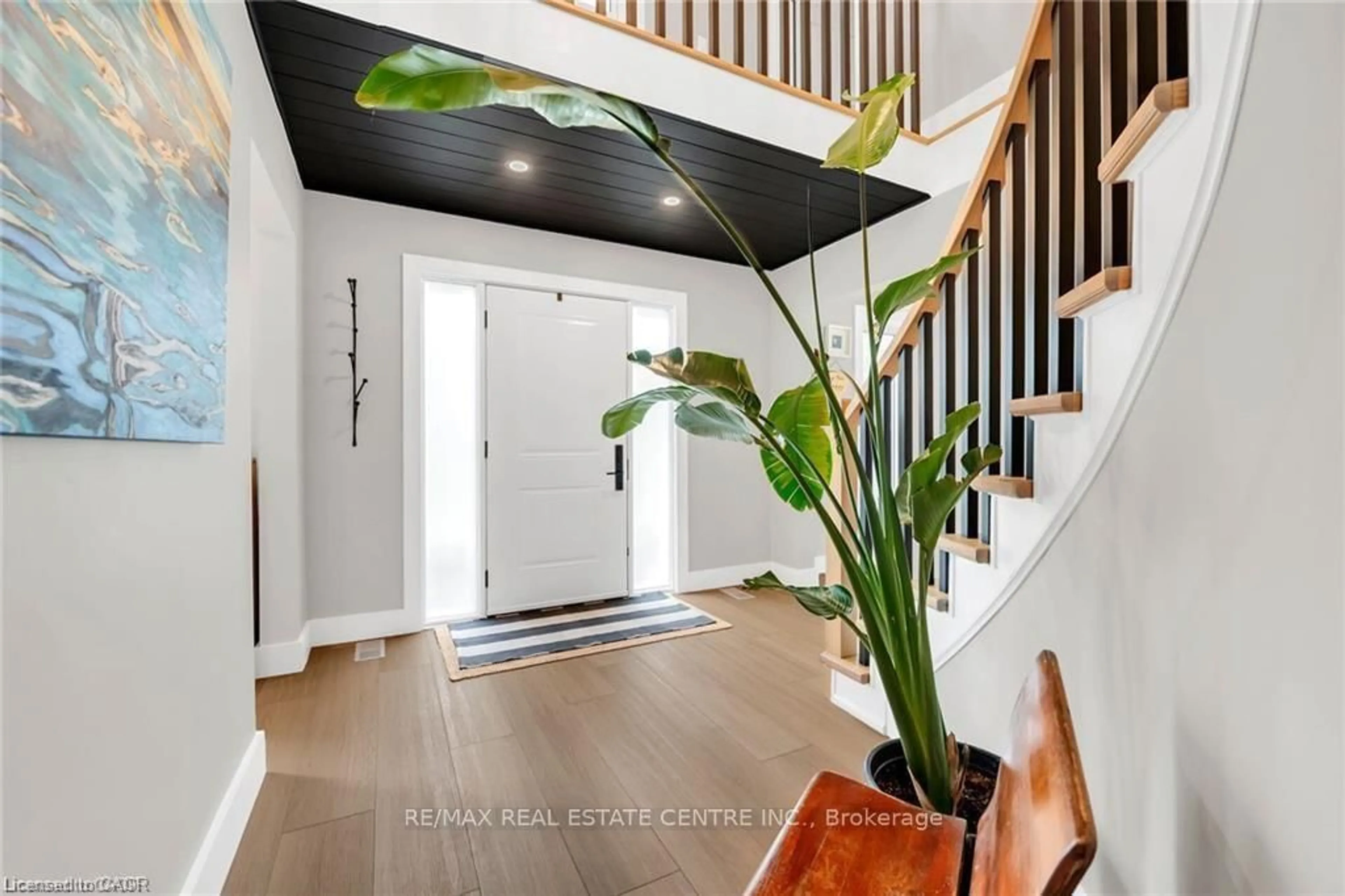 Indoor entryway for 217 Jones Rd, Hamilton Ontario L8E 5J4