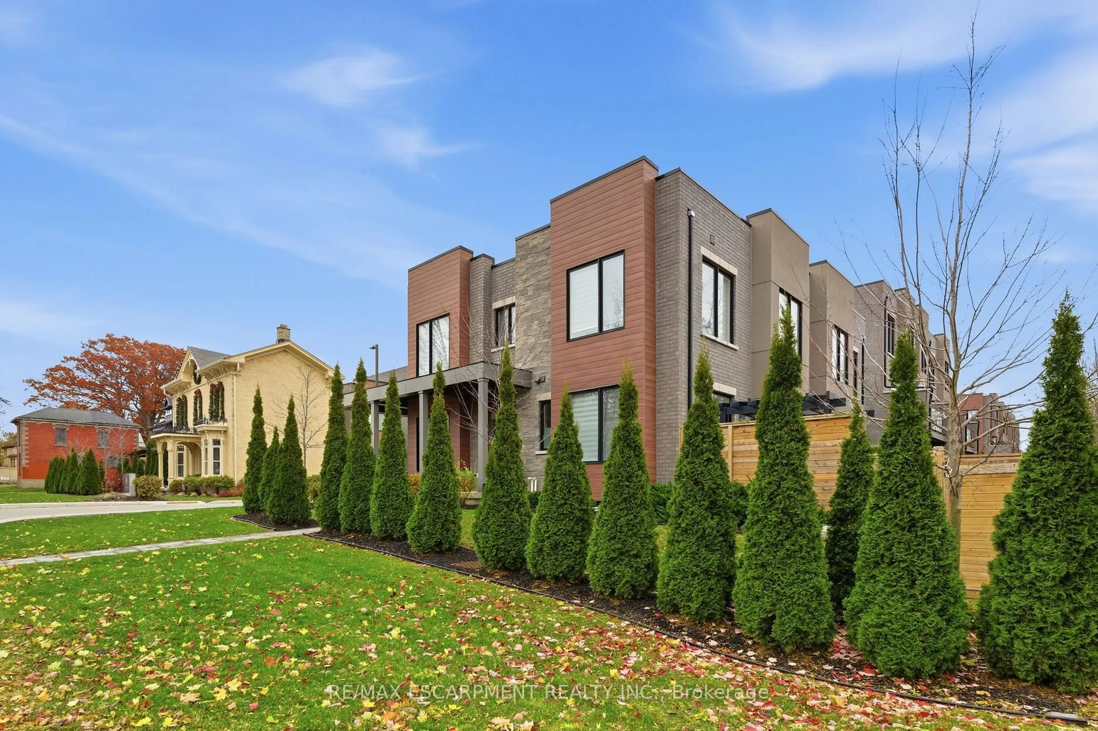 Home with brick exterior material, building for 107 Concession St #21, Cambridge Ontario N1R 2H2