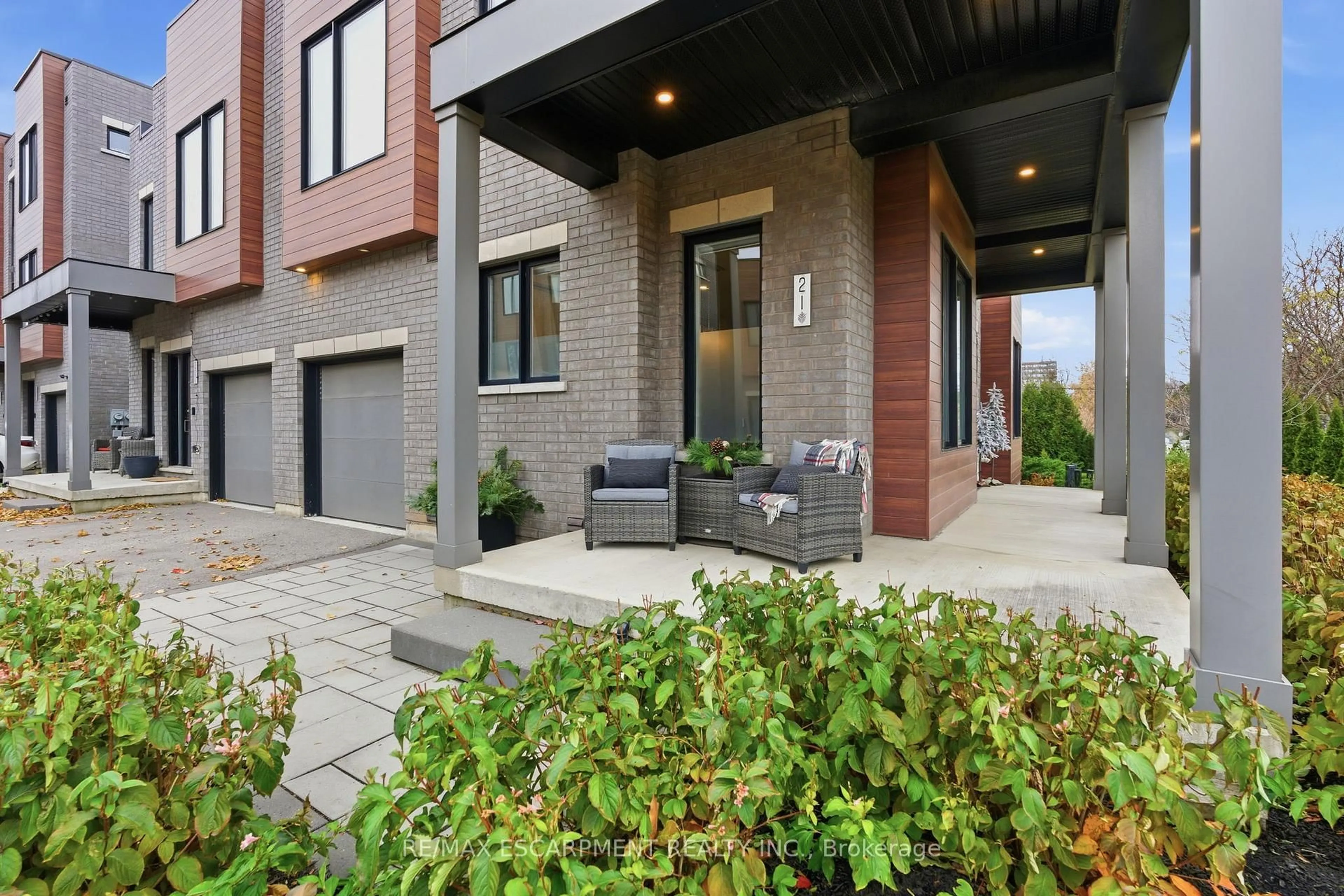 Patio, street for 107 Concession St #21, Cambridge Ontario N1R 2H2