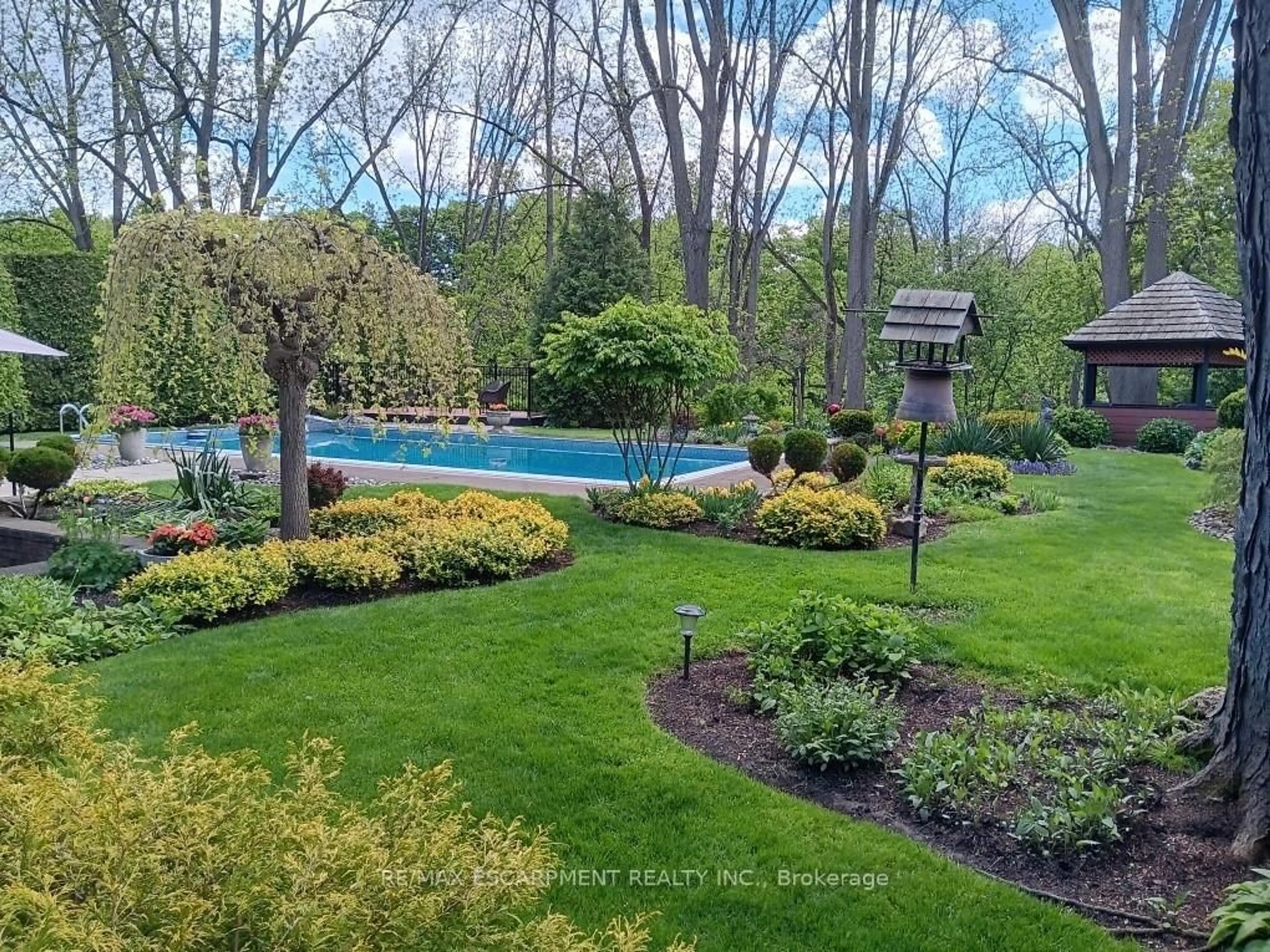 A pic from outside/outdoor area/front of a property/back of a property/a pic from drone, water/lake/river/ocean view for 2 Walnut Grve, Hamilton Ontario L9H 3M4