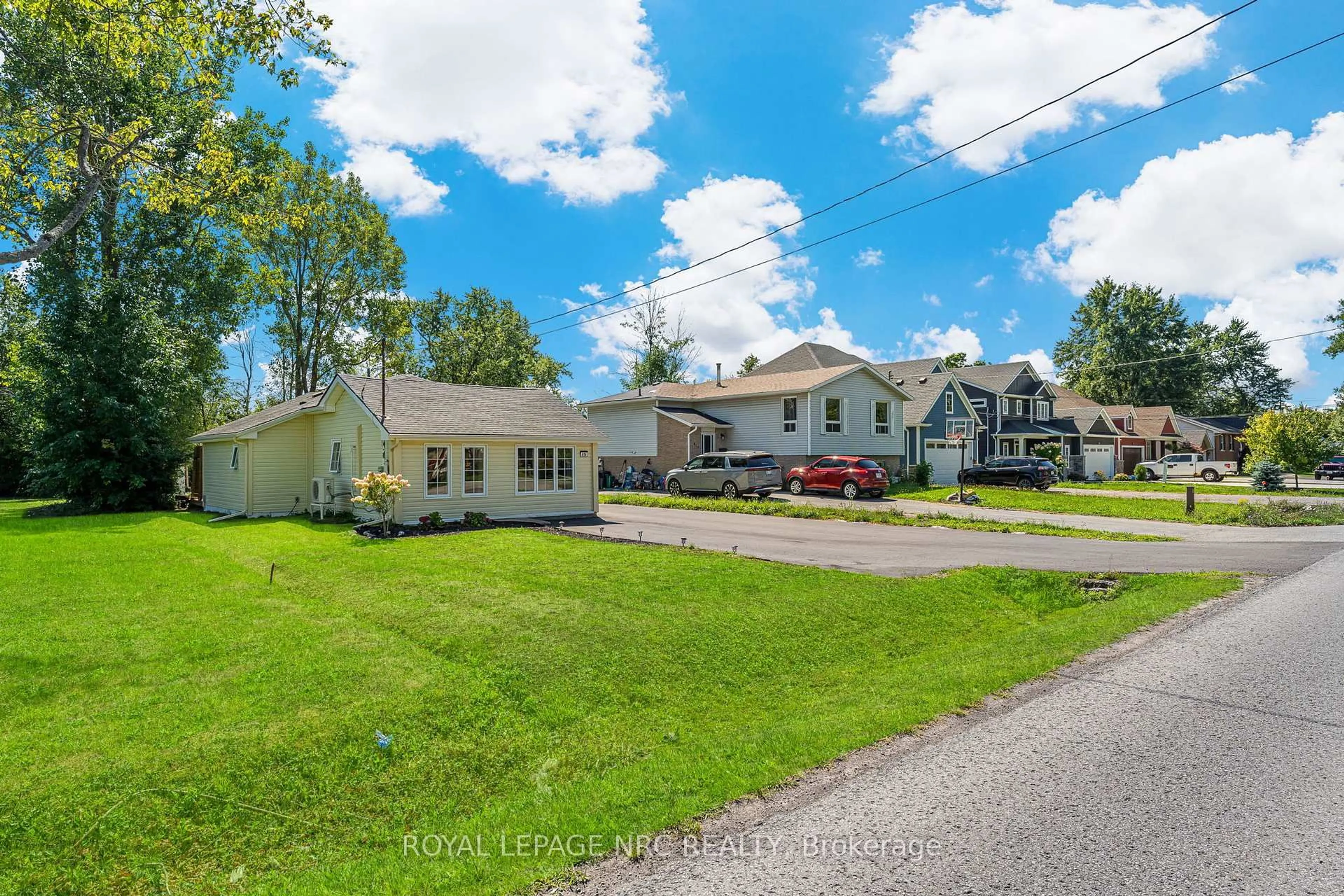 A pic from outside/outdoor area/front of a property/back of a property/a pic from drone, street for 414 WASHINGTON Rd, Fort Erie Ontario L2A 4K4