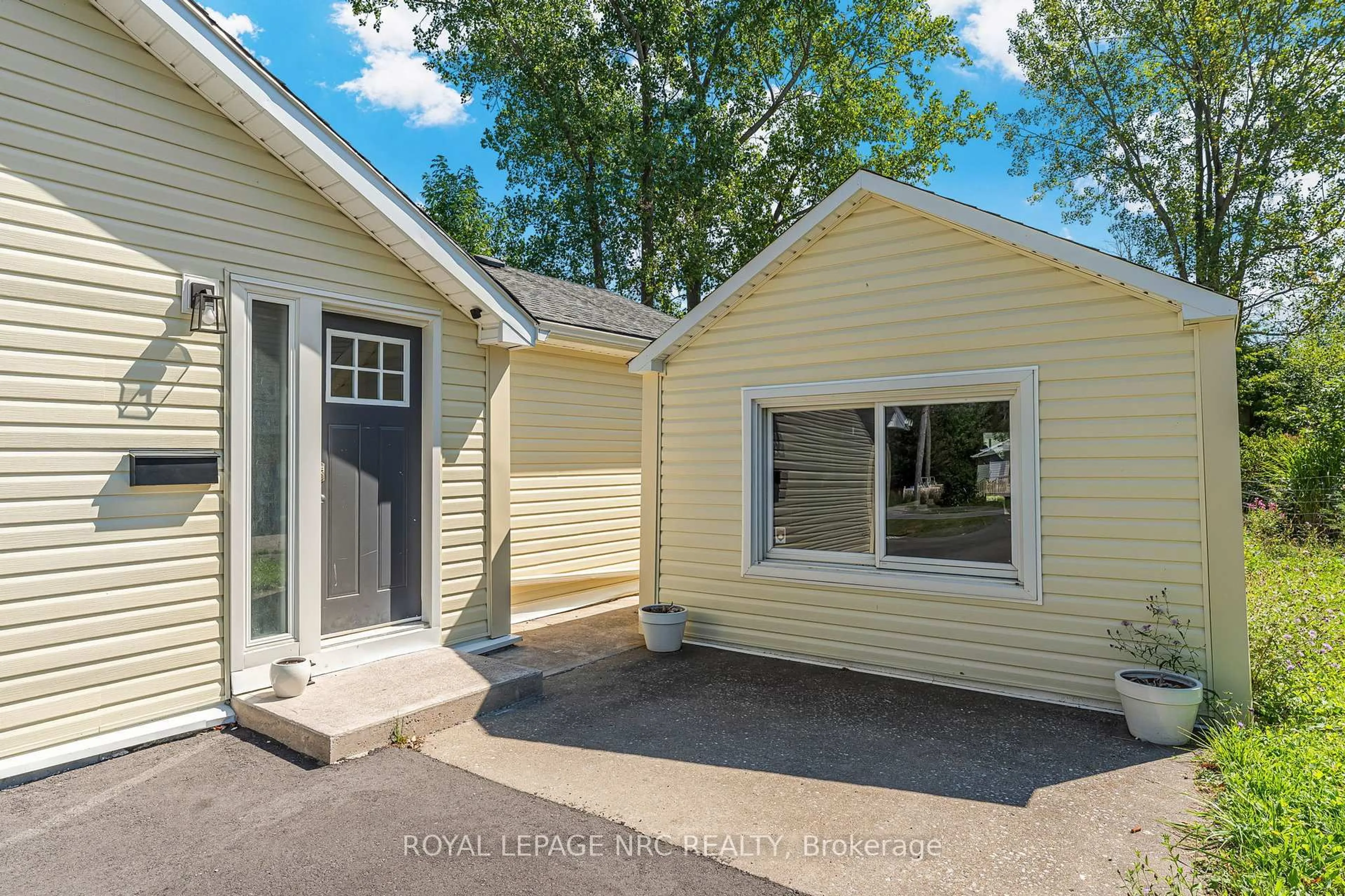 Home with vinyl exterior material, street for 414 WASHINGTON Rd, Fort Erie Ontario L2A 4K4