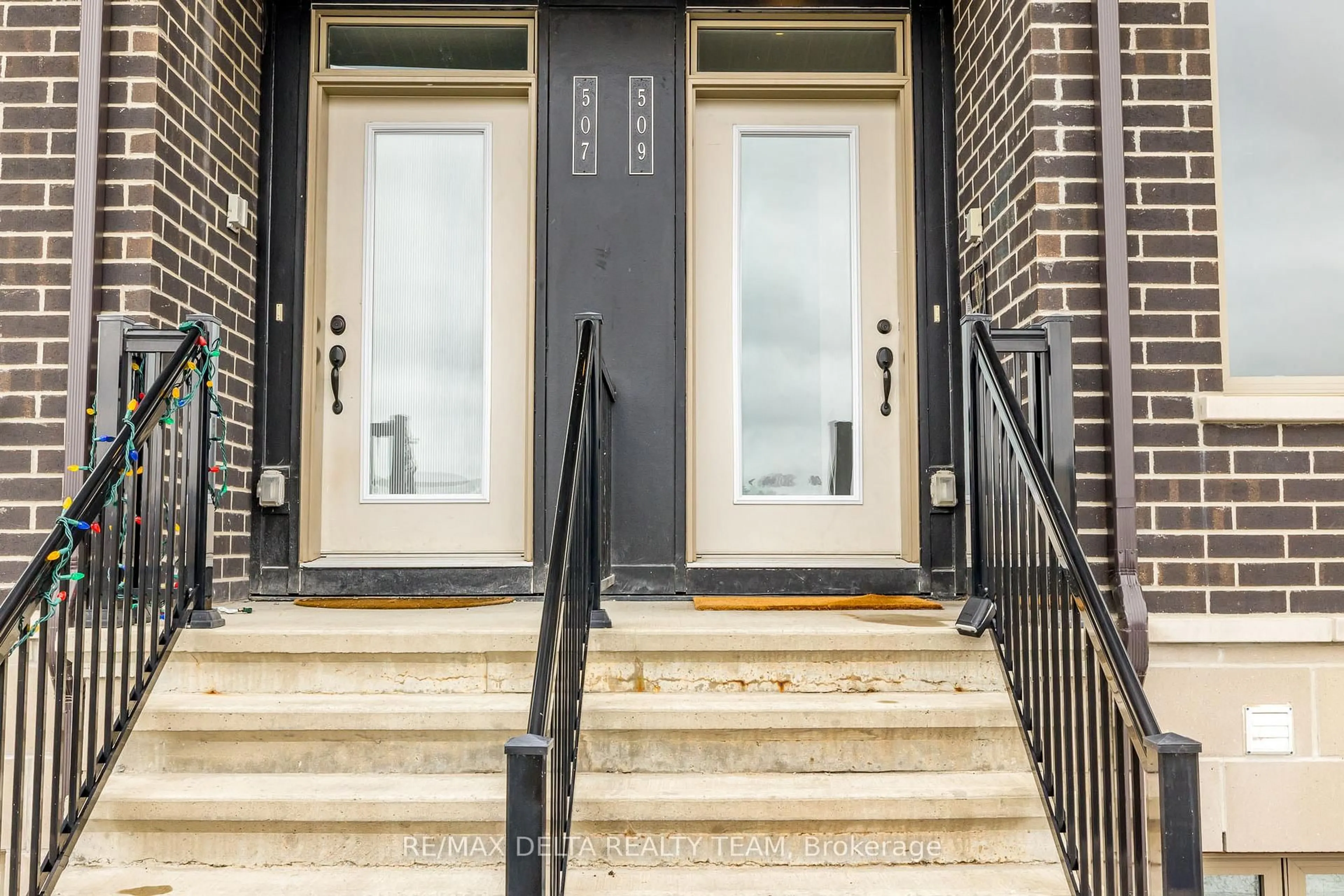 Indoor entryway for 509 Ozawa Private #37, Ottawa Ontario K1K 4Z8